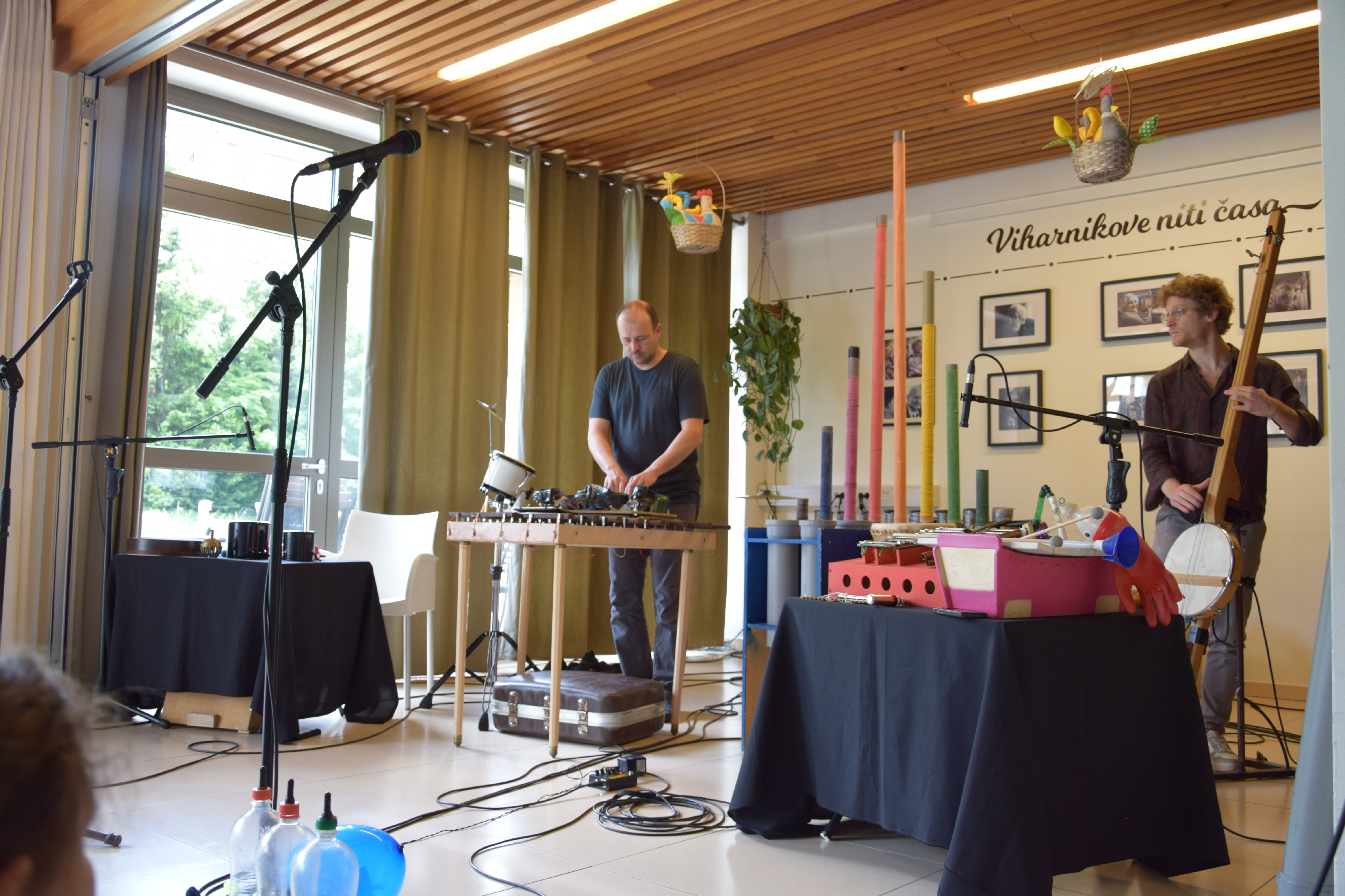 Orkester izvirnih inštrumentov v avli