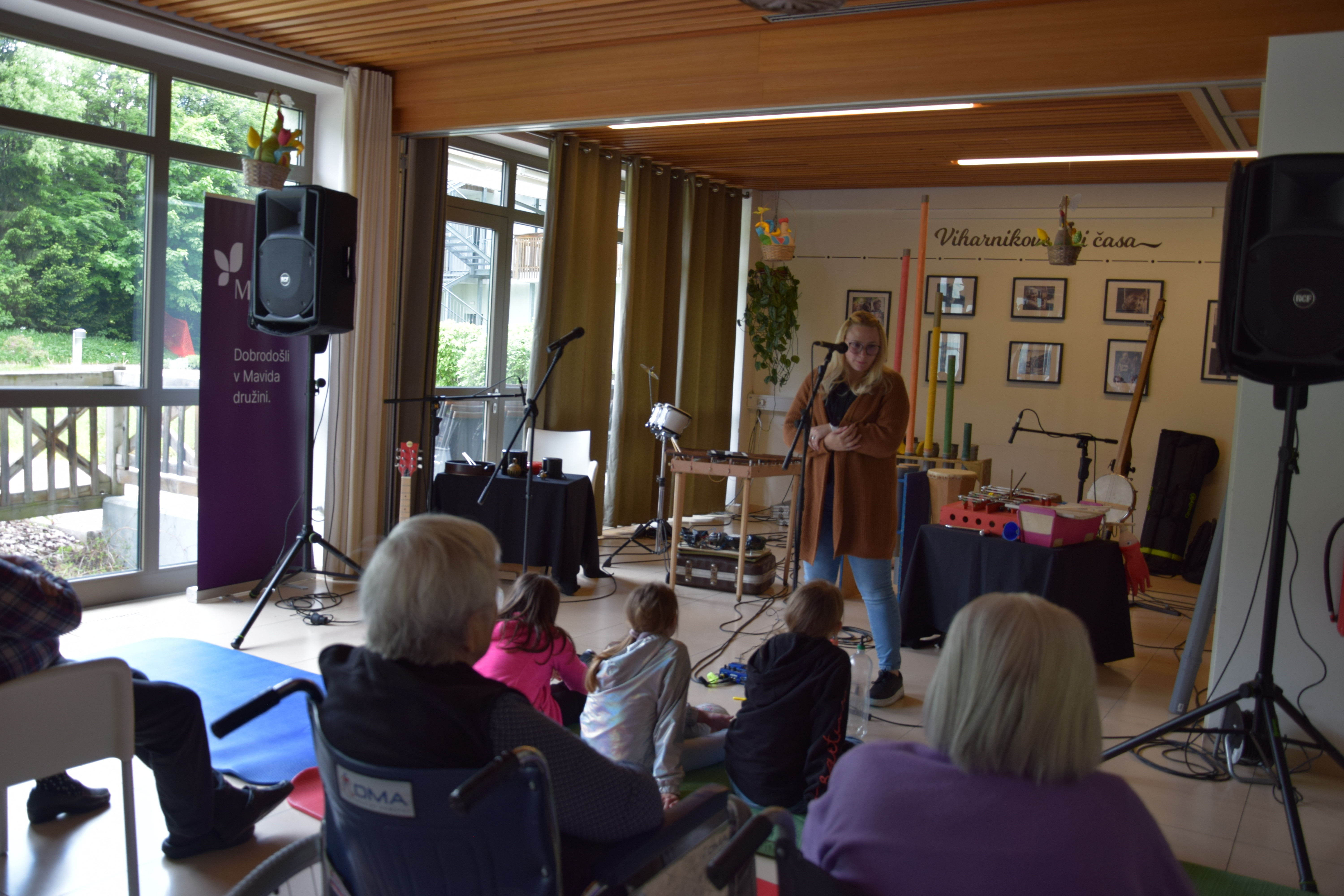 Orkester izvirnih inštrumentov v avli