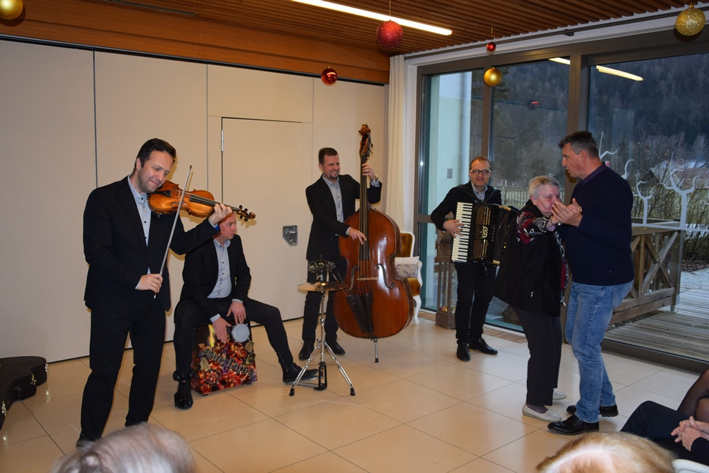 Otvoritev božičnega bazarja