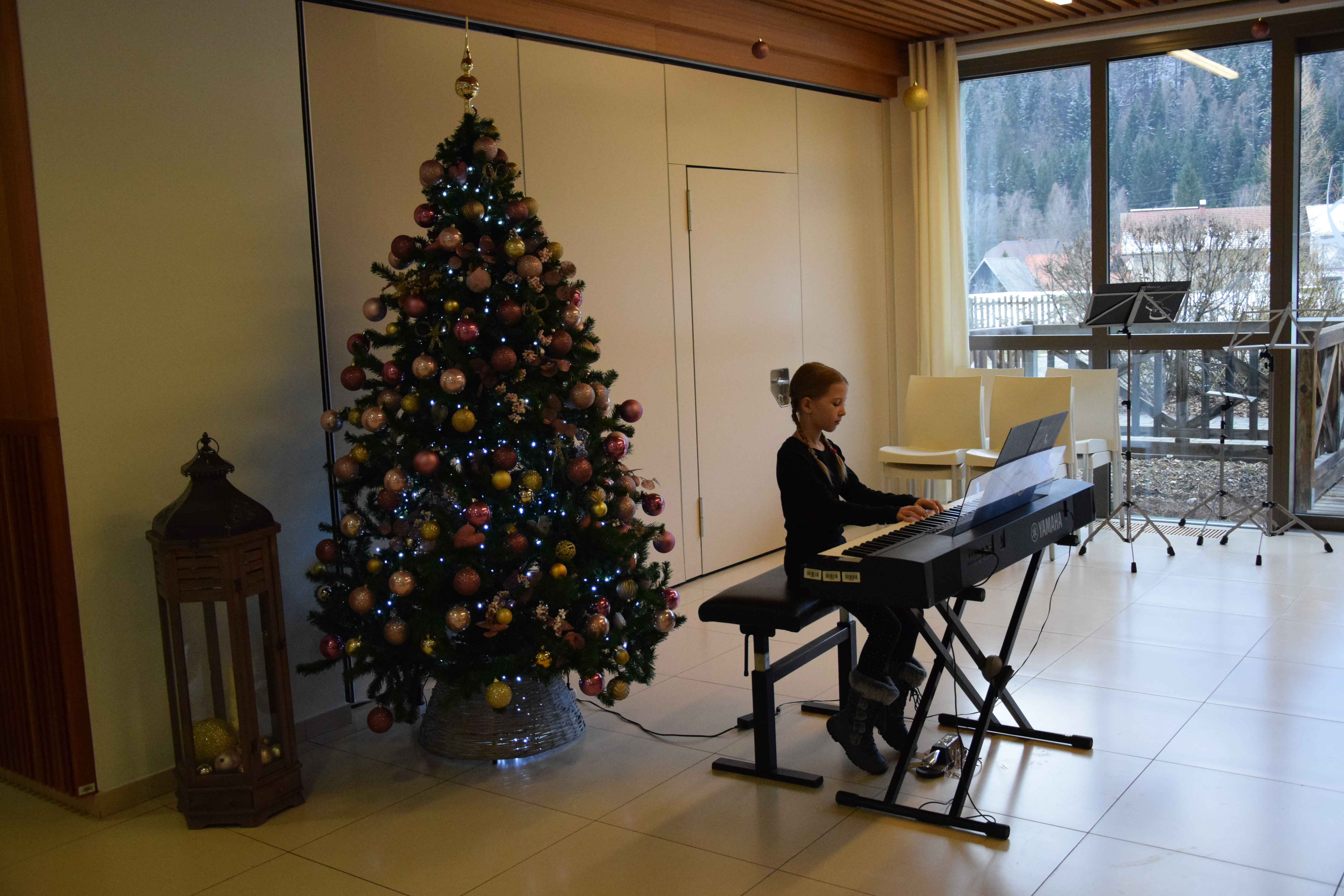 Otvoritev božičnega bazarja v avli