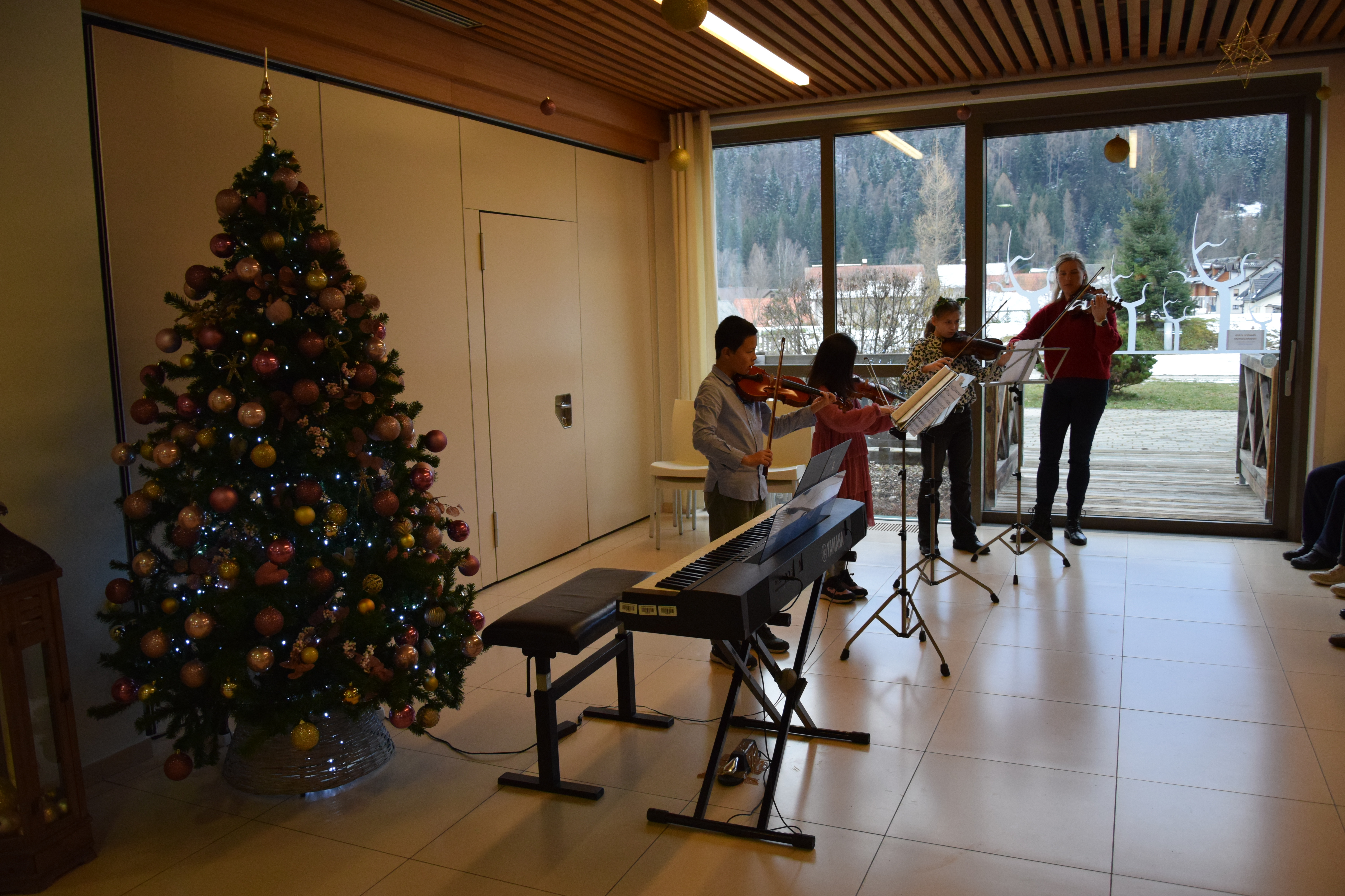 Otvoritev božičnega bazarja v avli