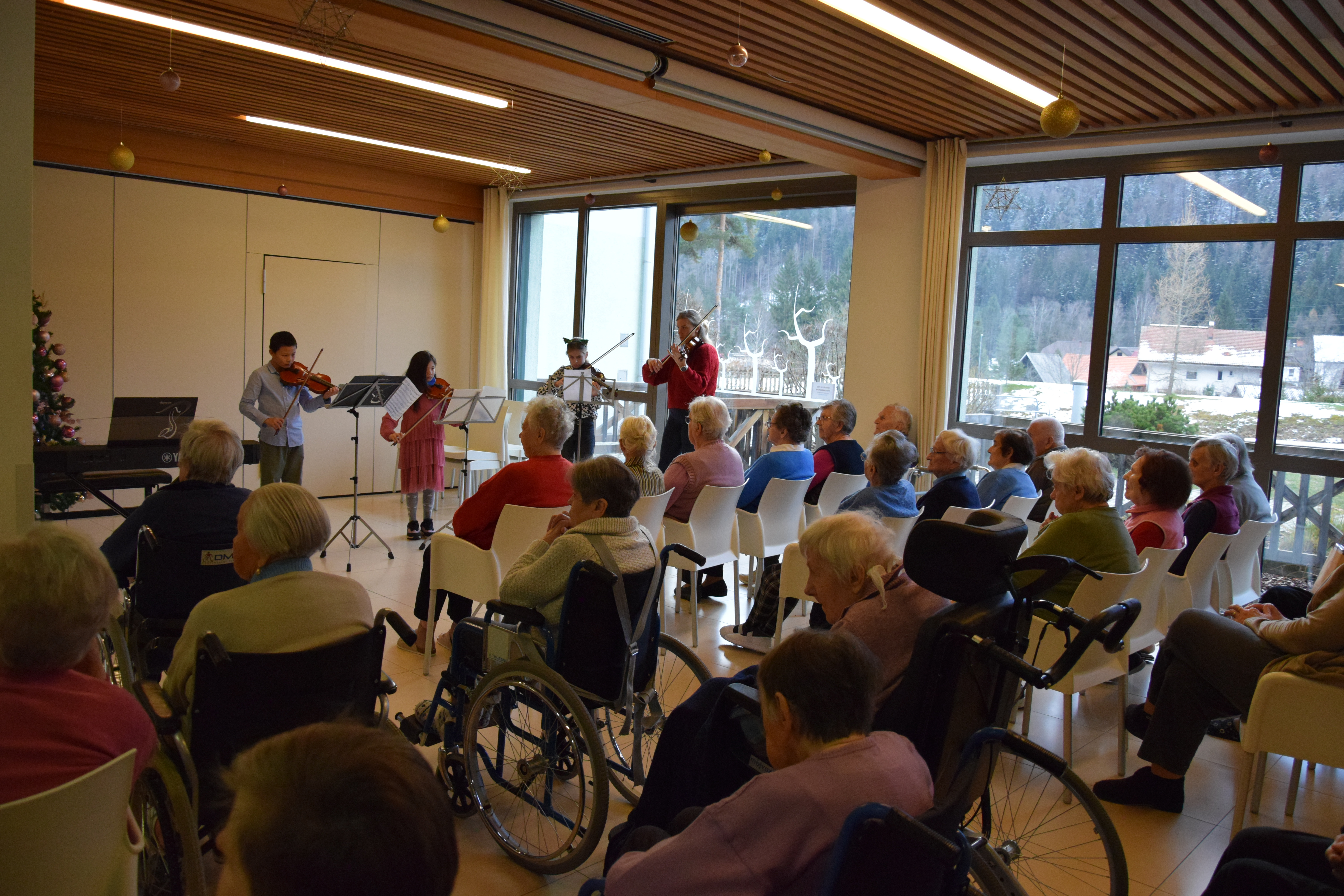 Otvoritev božičnega bazarja v avli