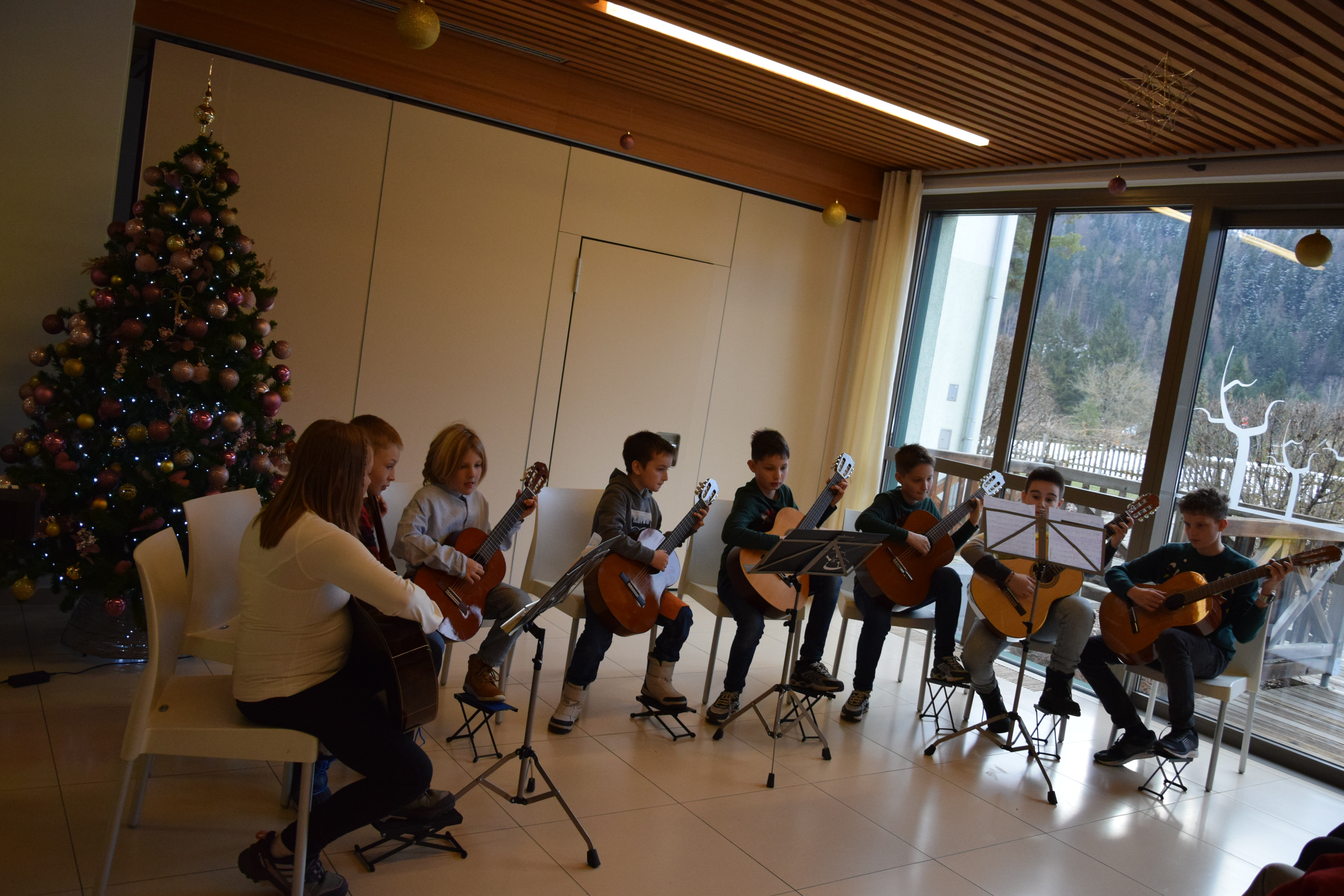 Otvoritev božičnega bazarja v avli