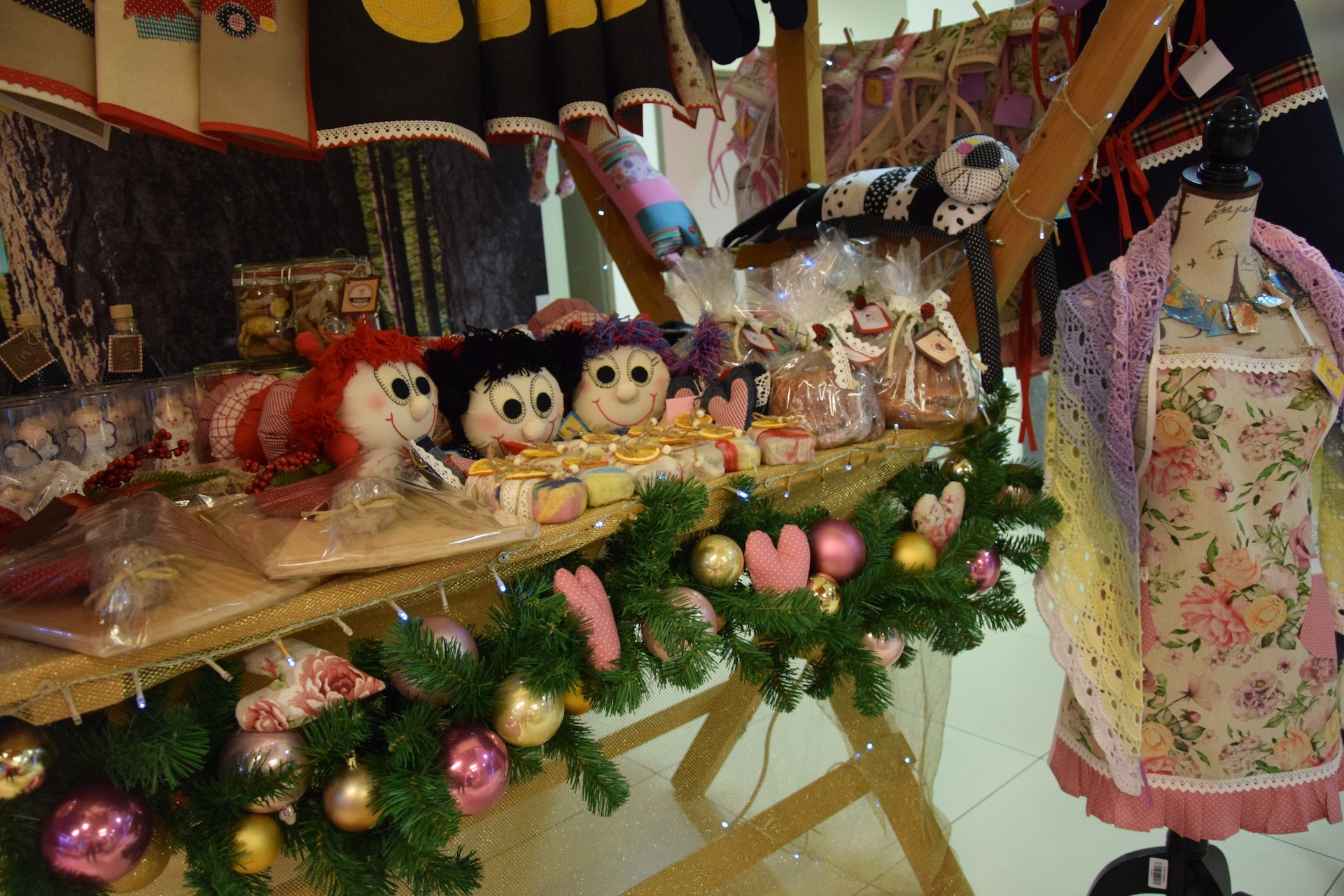 Otvoritev božičnega bazarja v avli