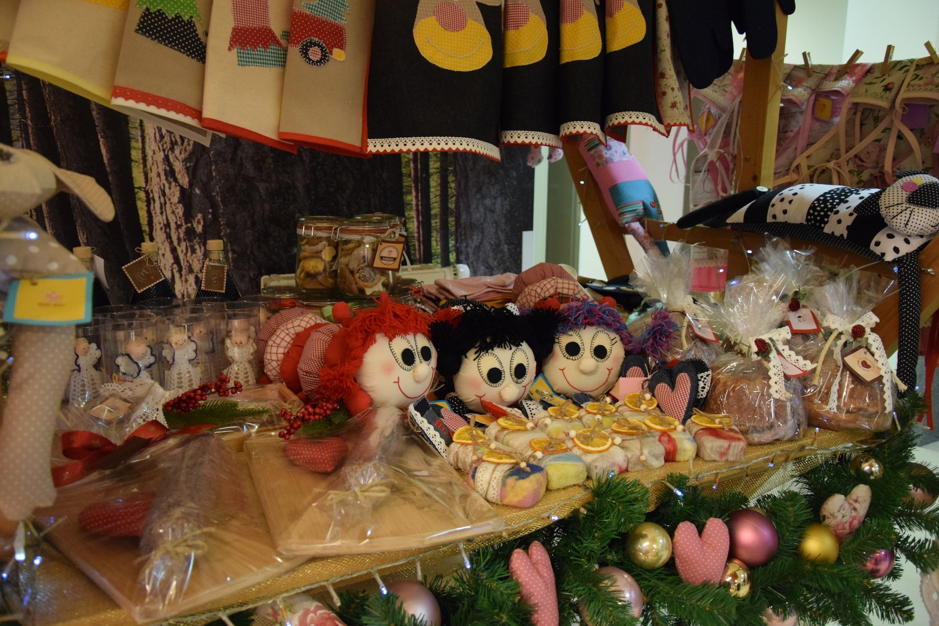 Otvoritev božičnega bazarja v avli