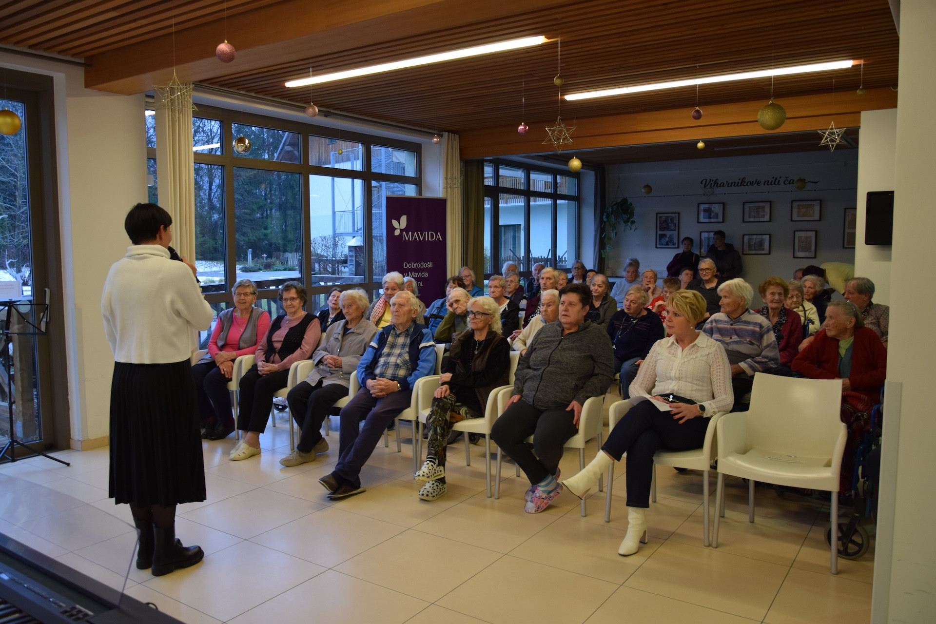 Otvoritev božičnega bazarja v avli