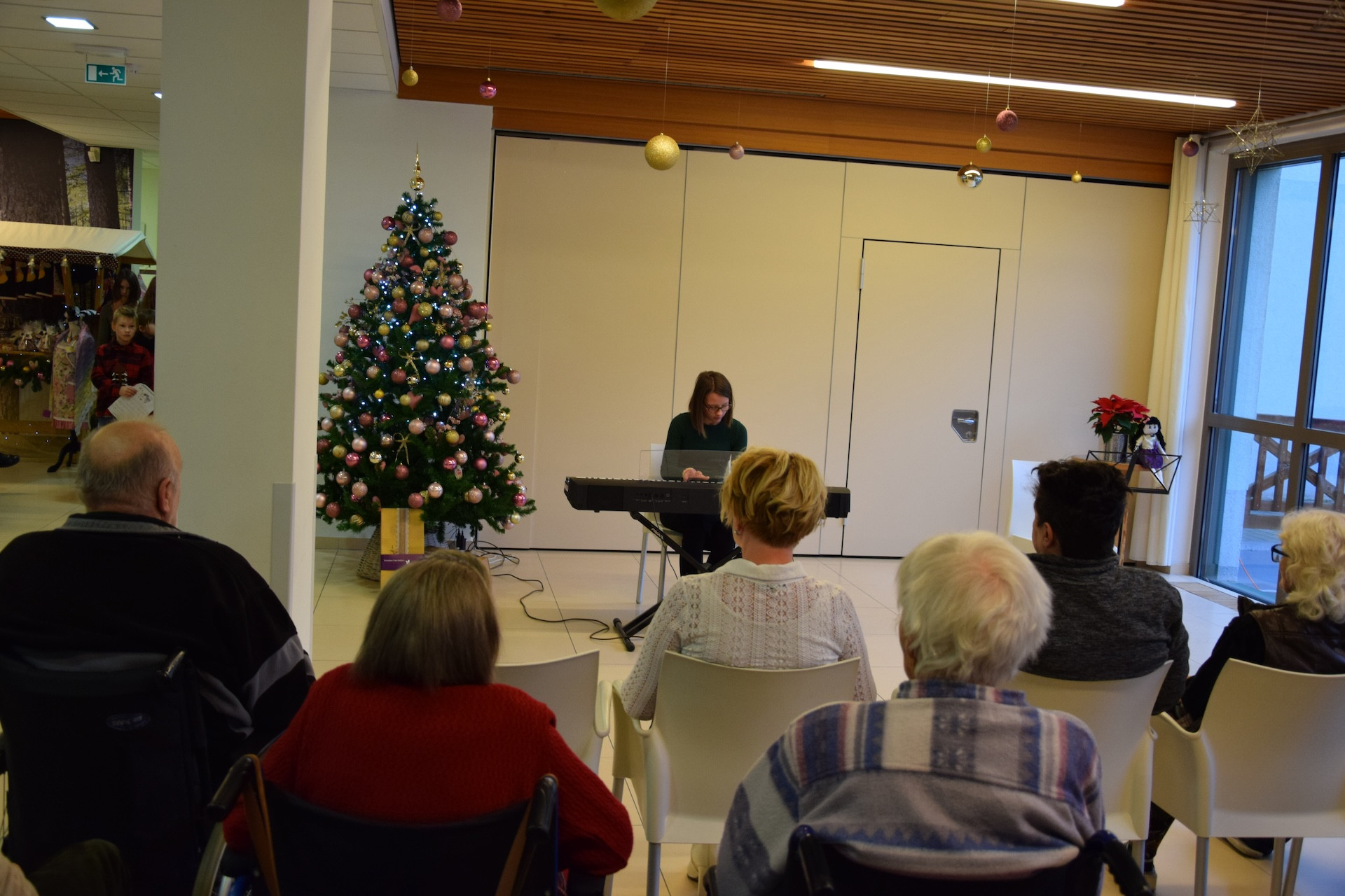 Otvoritev božičnega bazarja v avli