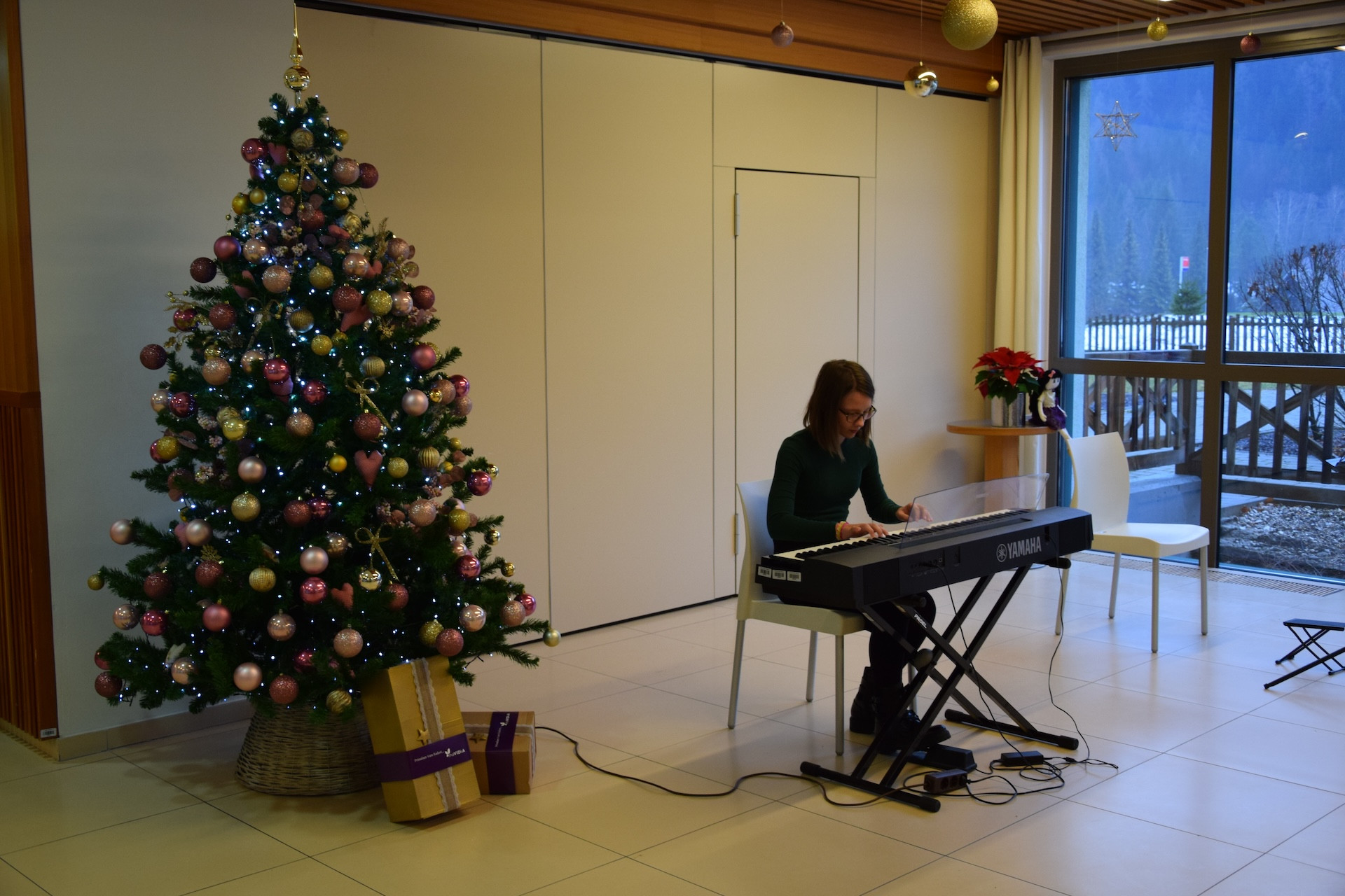 Otvoritev božičnega bazarja v avli