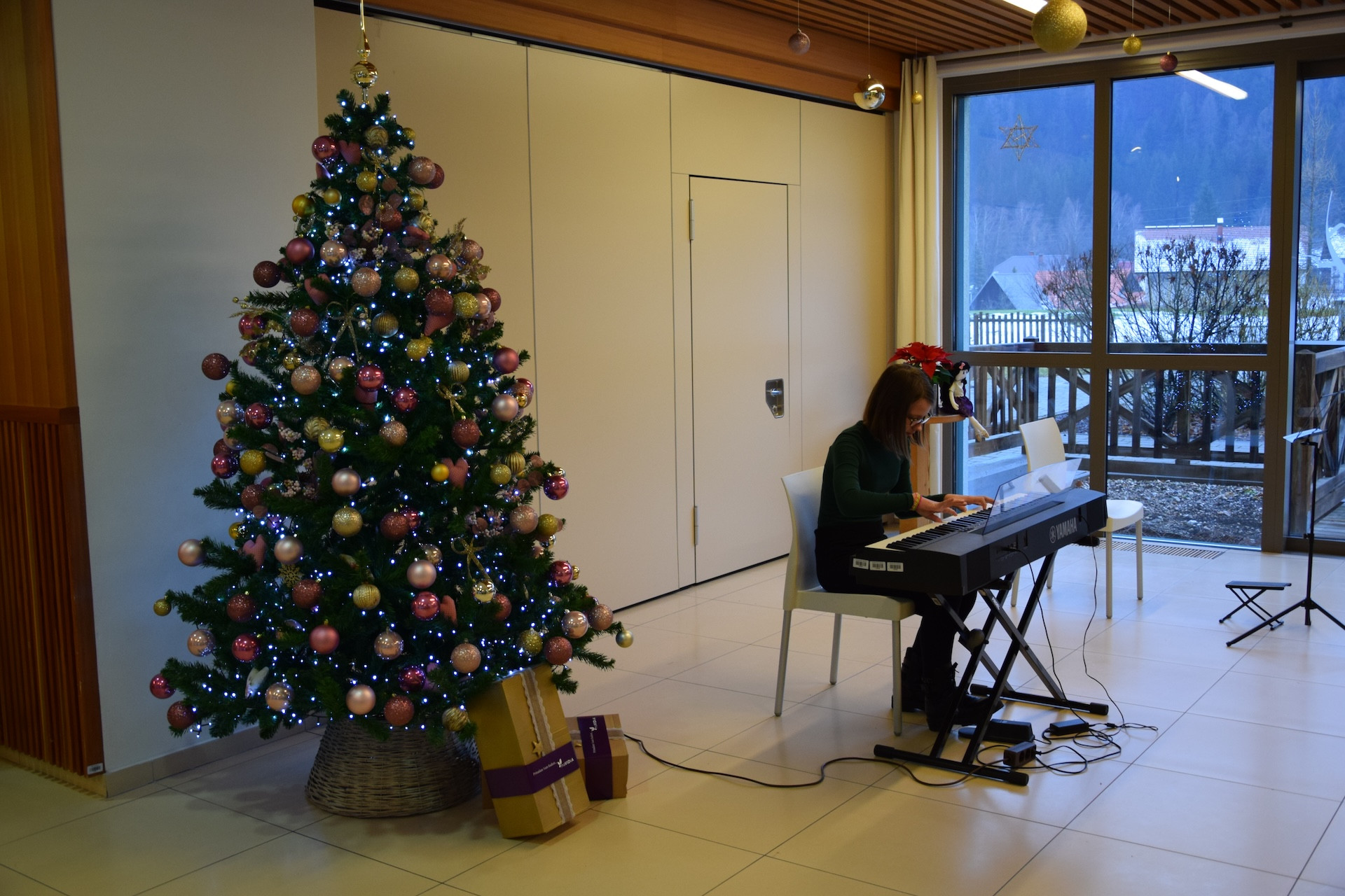 Otvoritev božičnega bazarja v avli