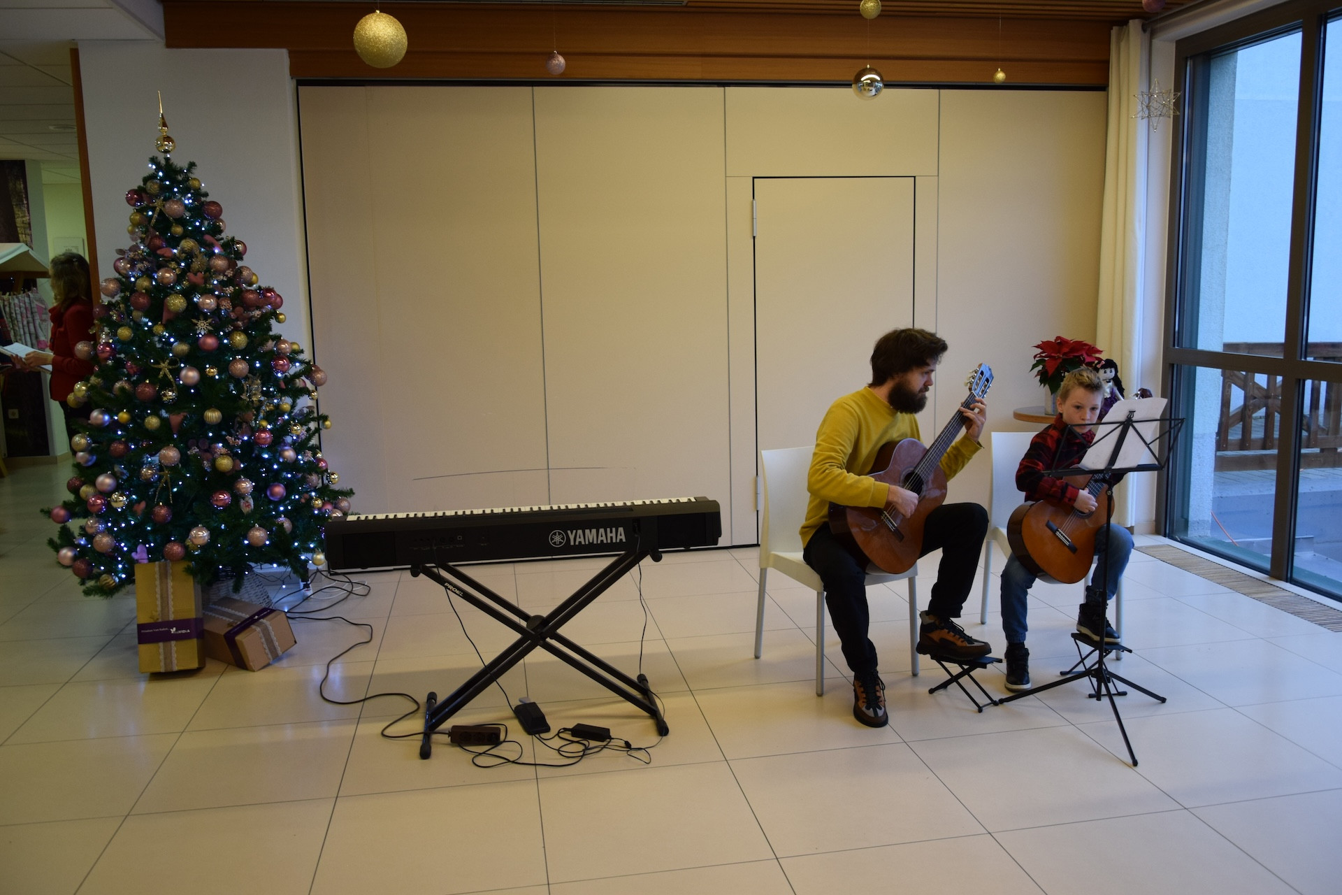 Otvoritev božičnega bazarja v avli