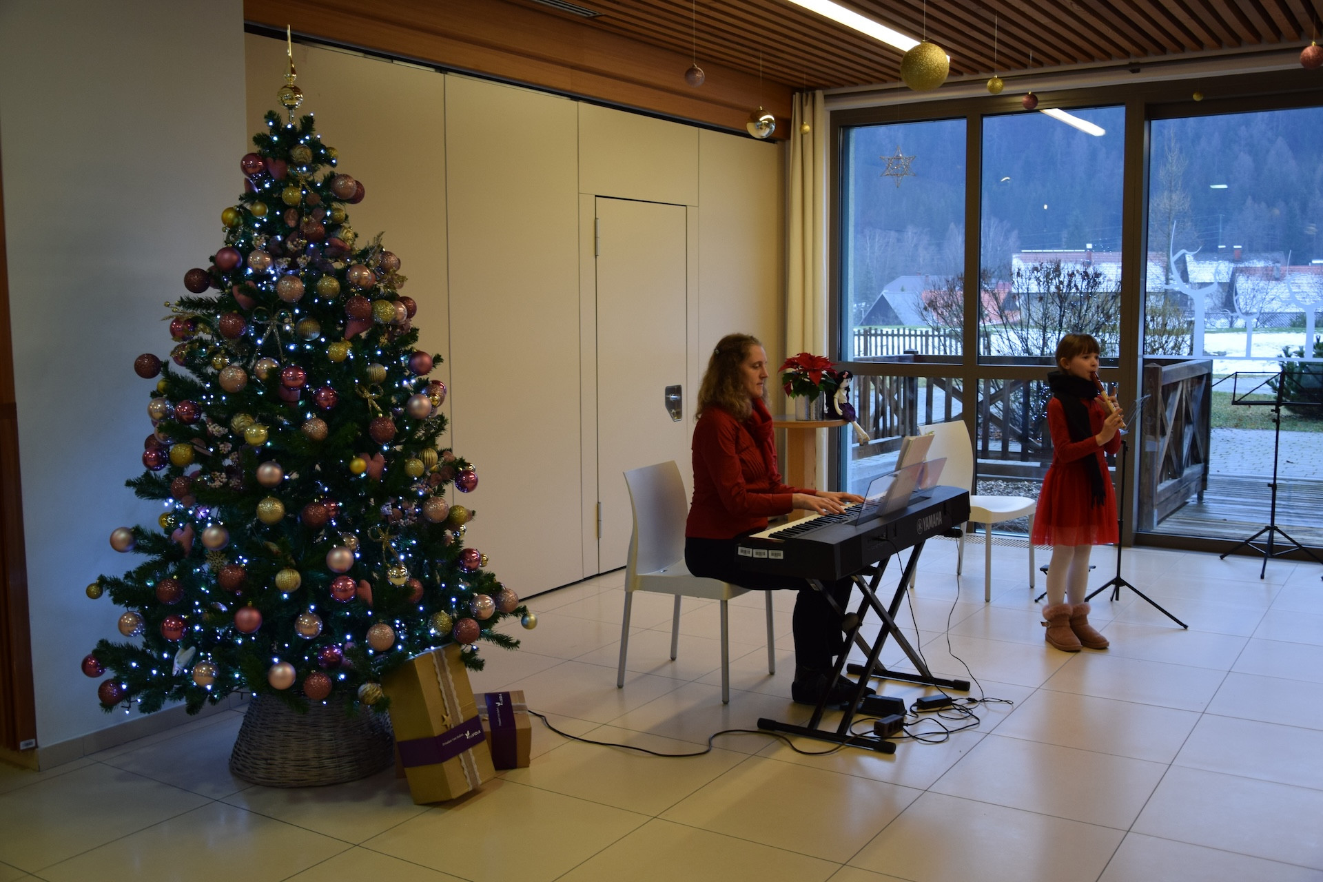 Otvoritev božičnega bazarja v avli