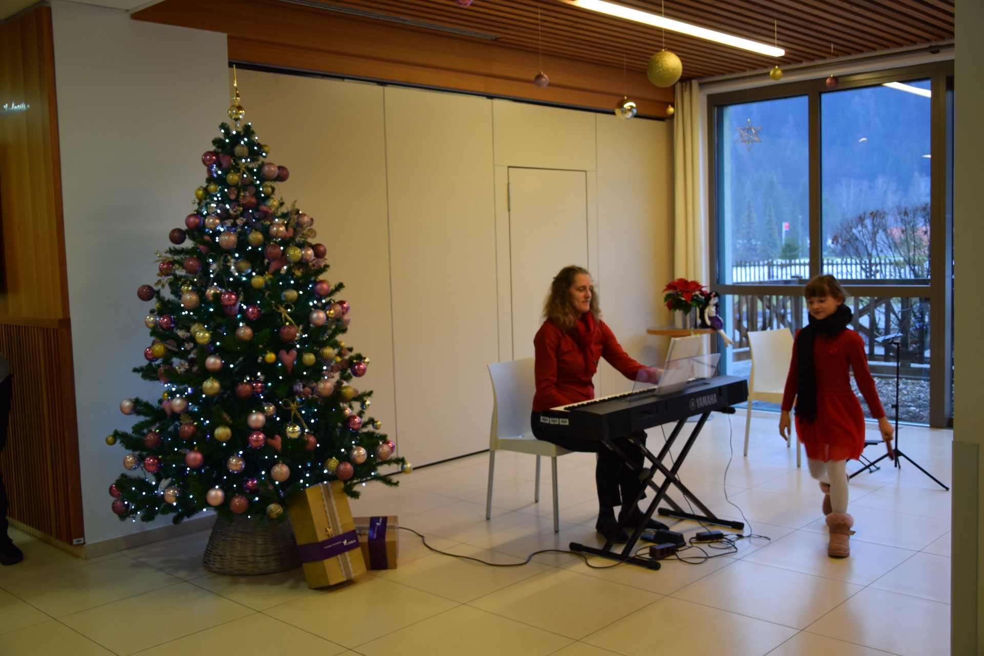 Otvoritev božičnega bazarja v avli