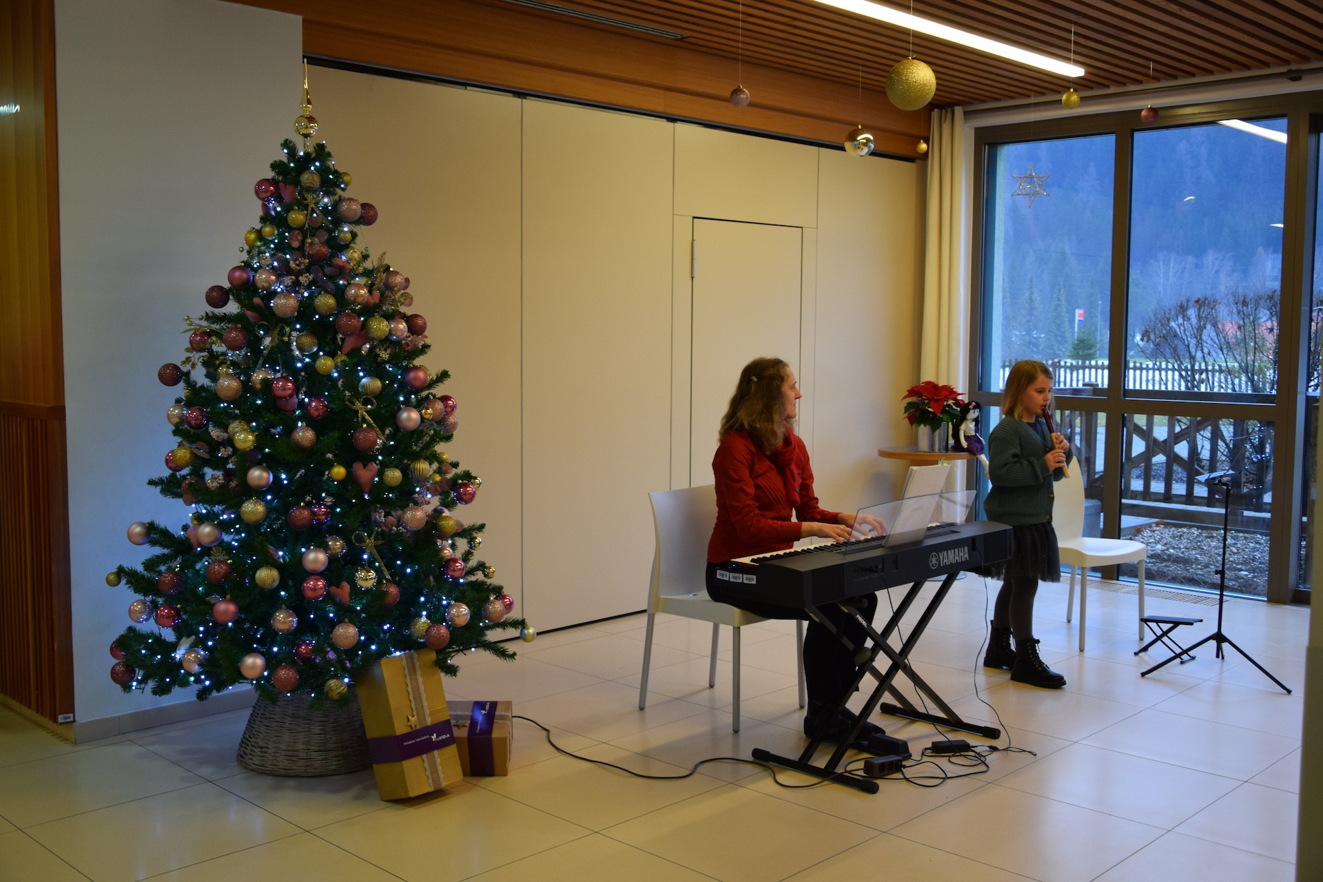 Otvoritev božičnega bazarja v avli