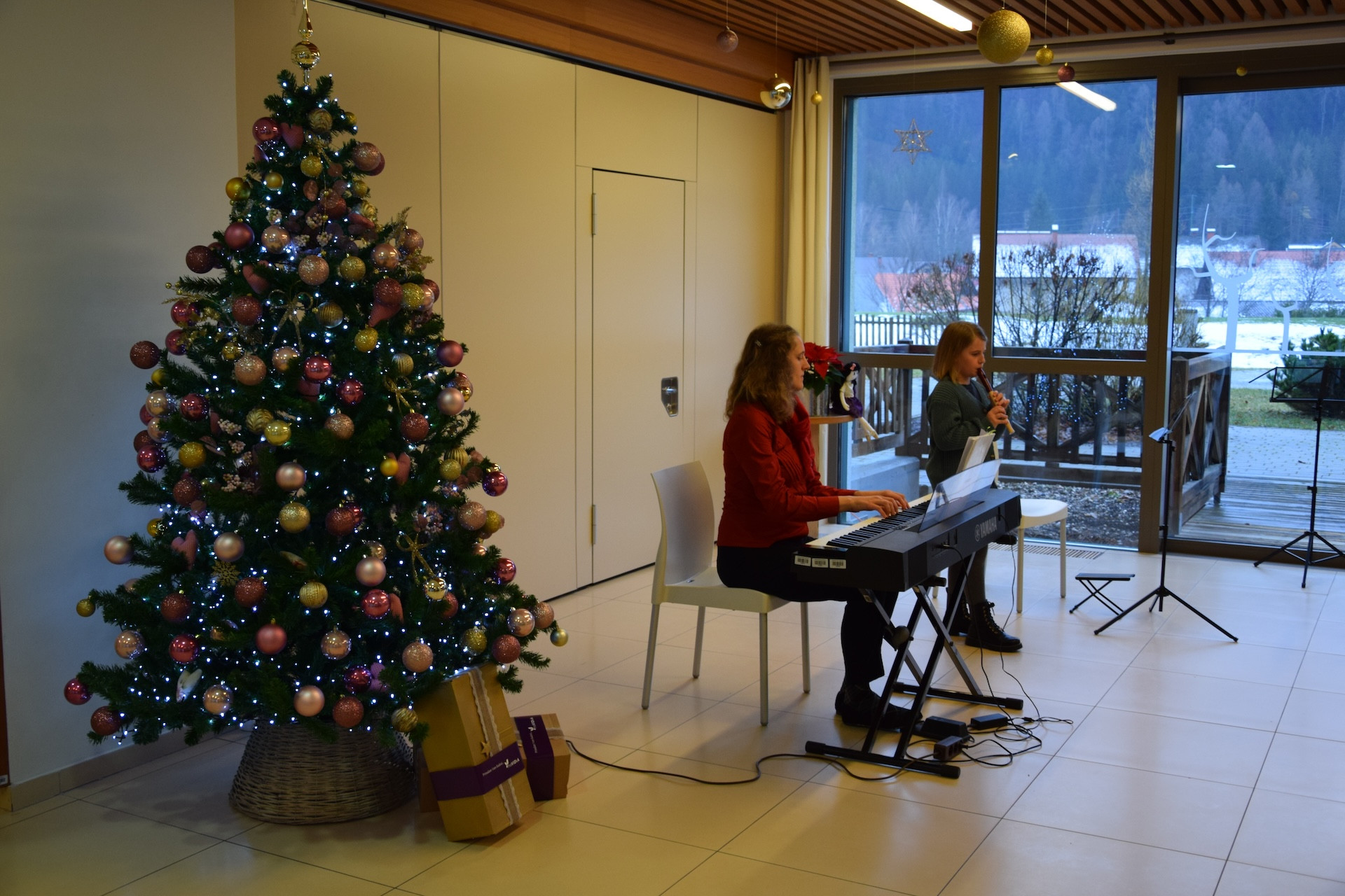 Otvoritev božičnega bazarja v avli