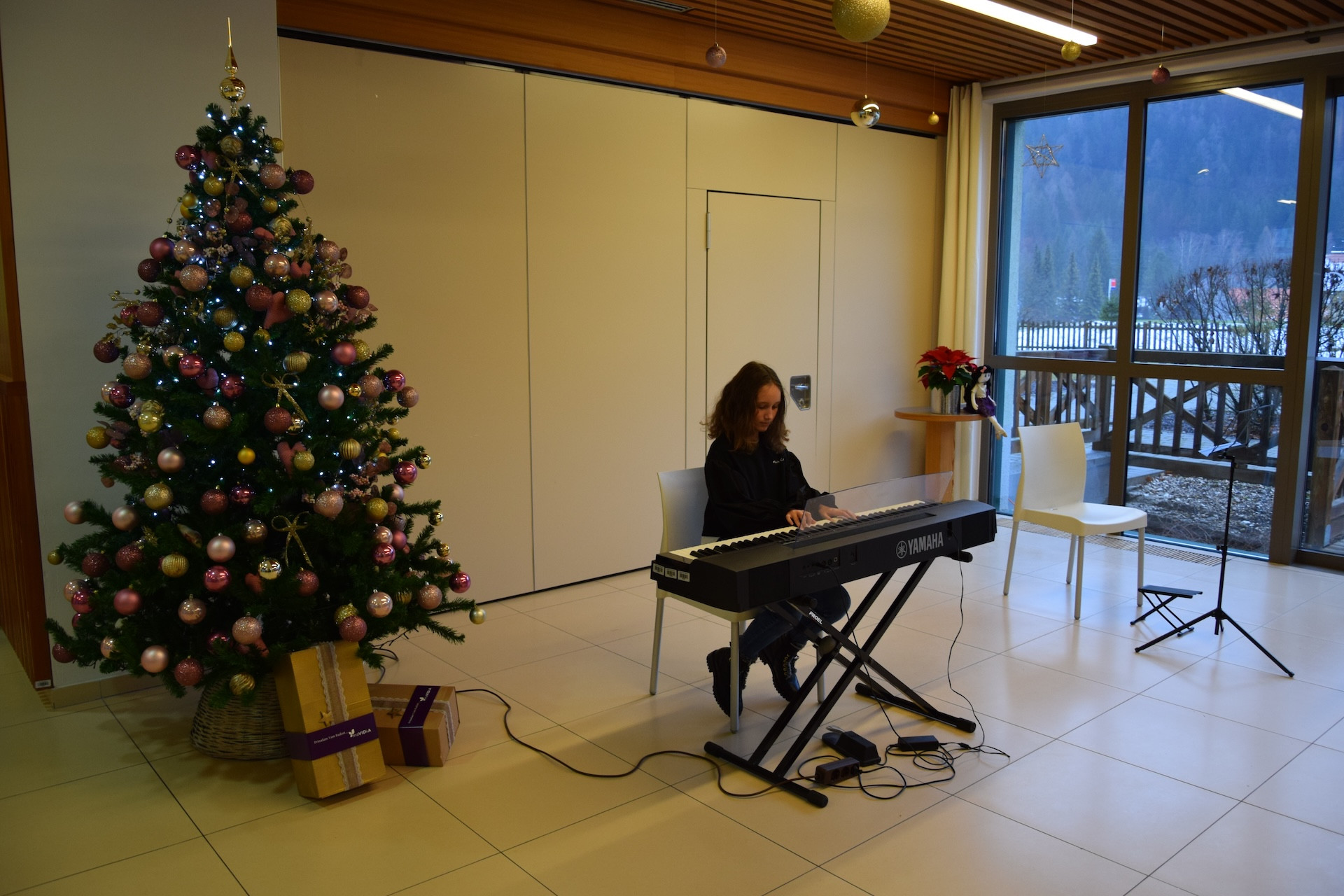 Otvoritev božičnega bazarja v avli