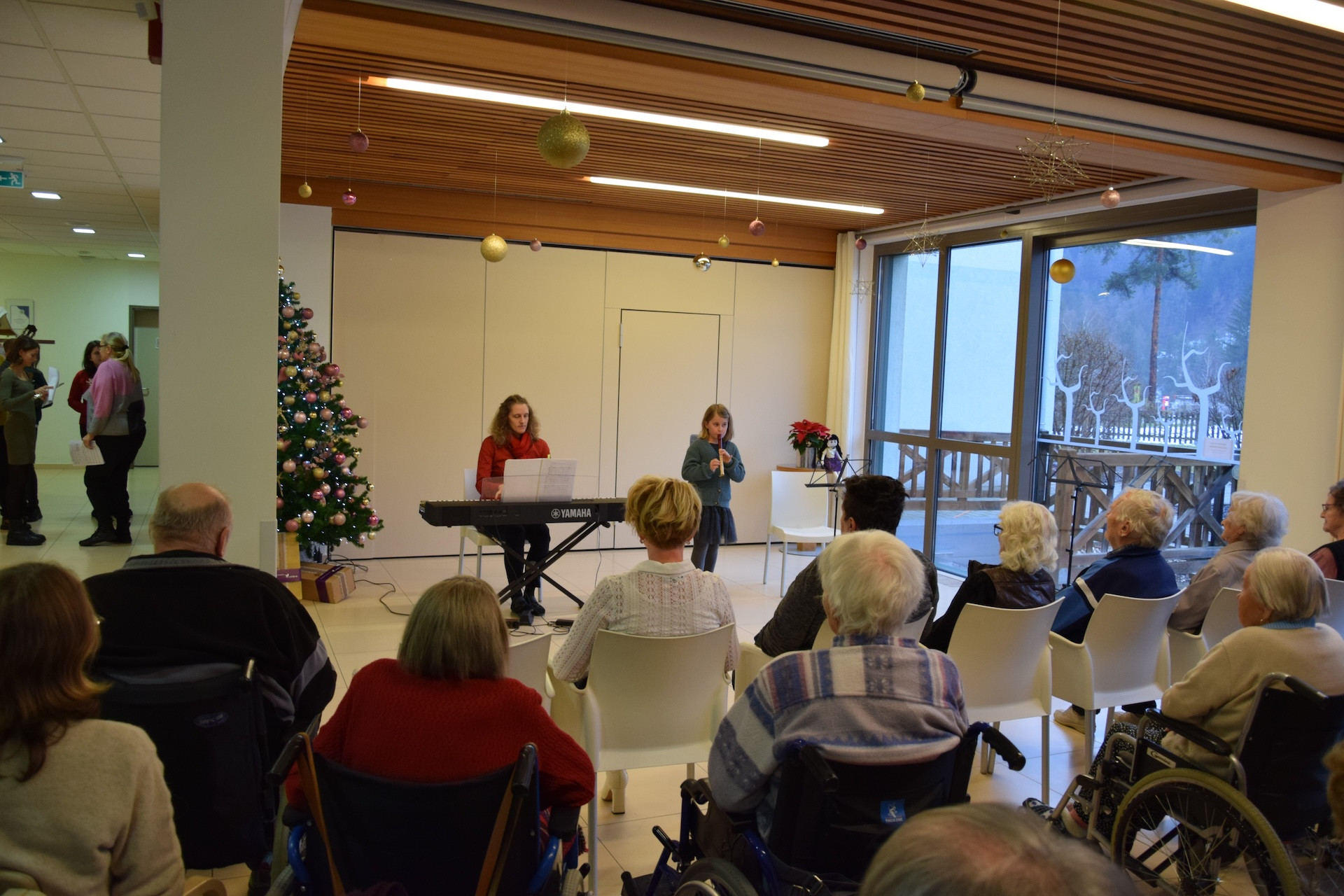 Otvoritev božičnega bazarja v avli