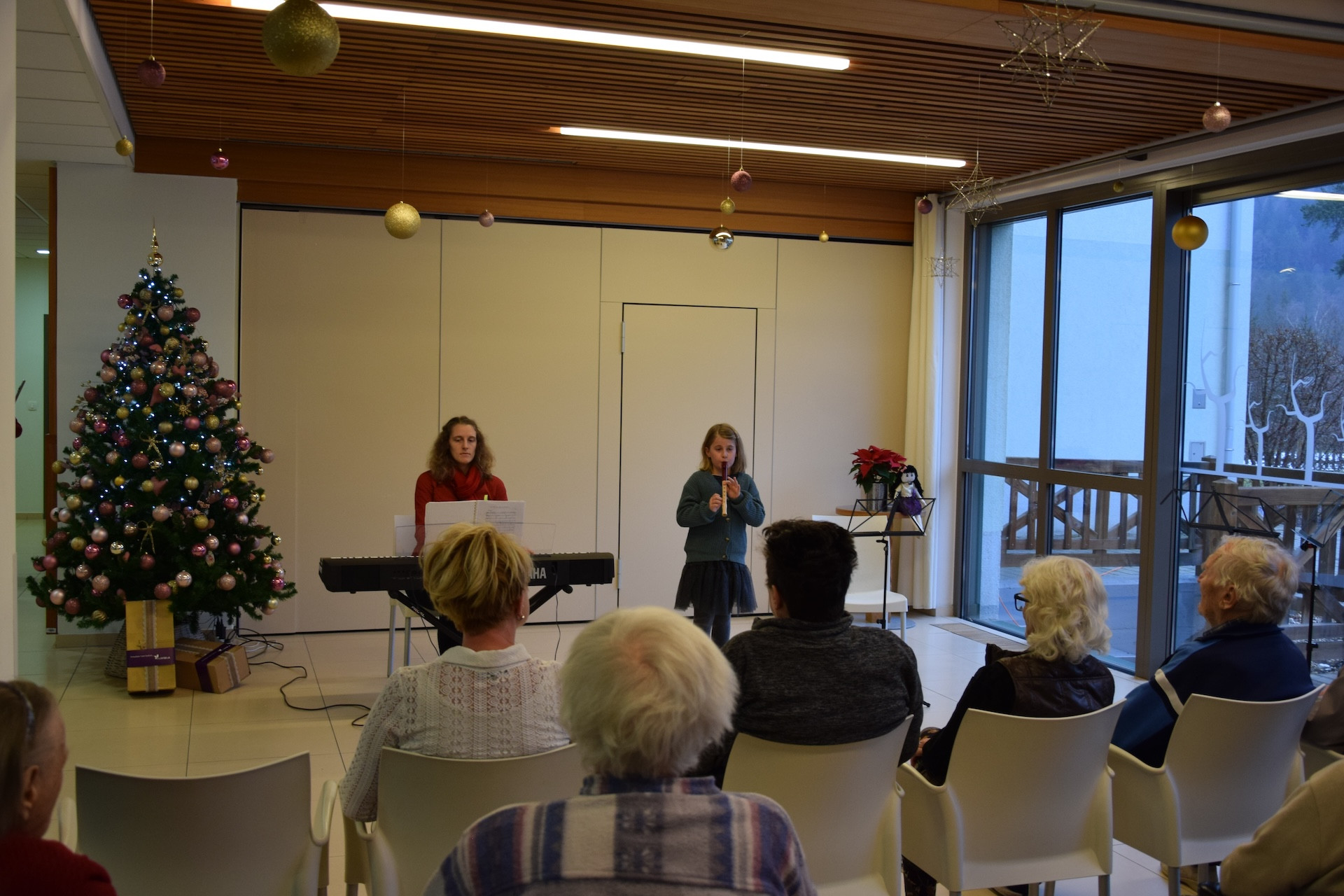 Otvoritev božičnega bazarja v avli