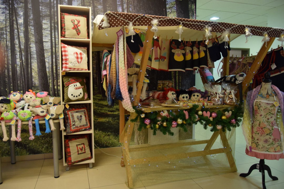 Otvoritev božičnega bazarja v avli