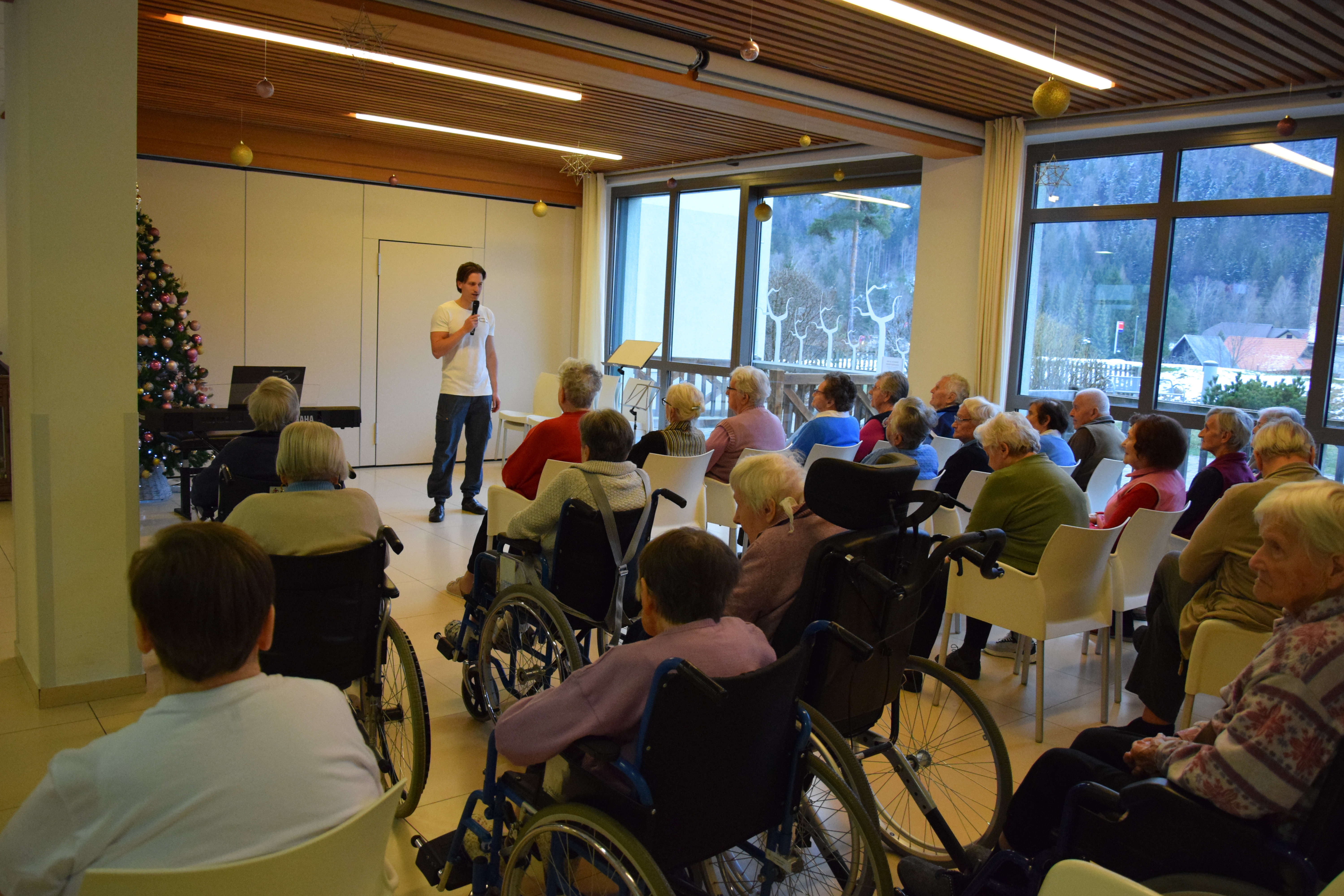 Otvoritev božičnega bazarja v avli