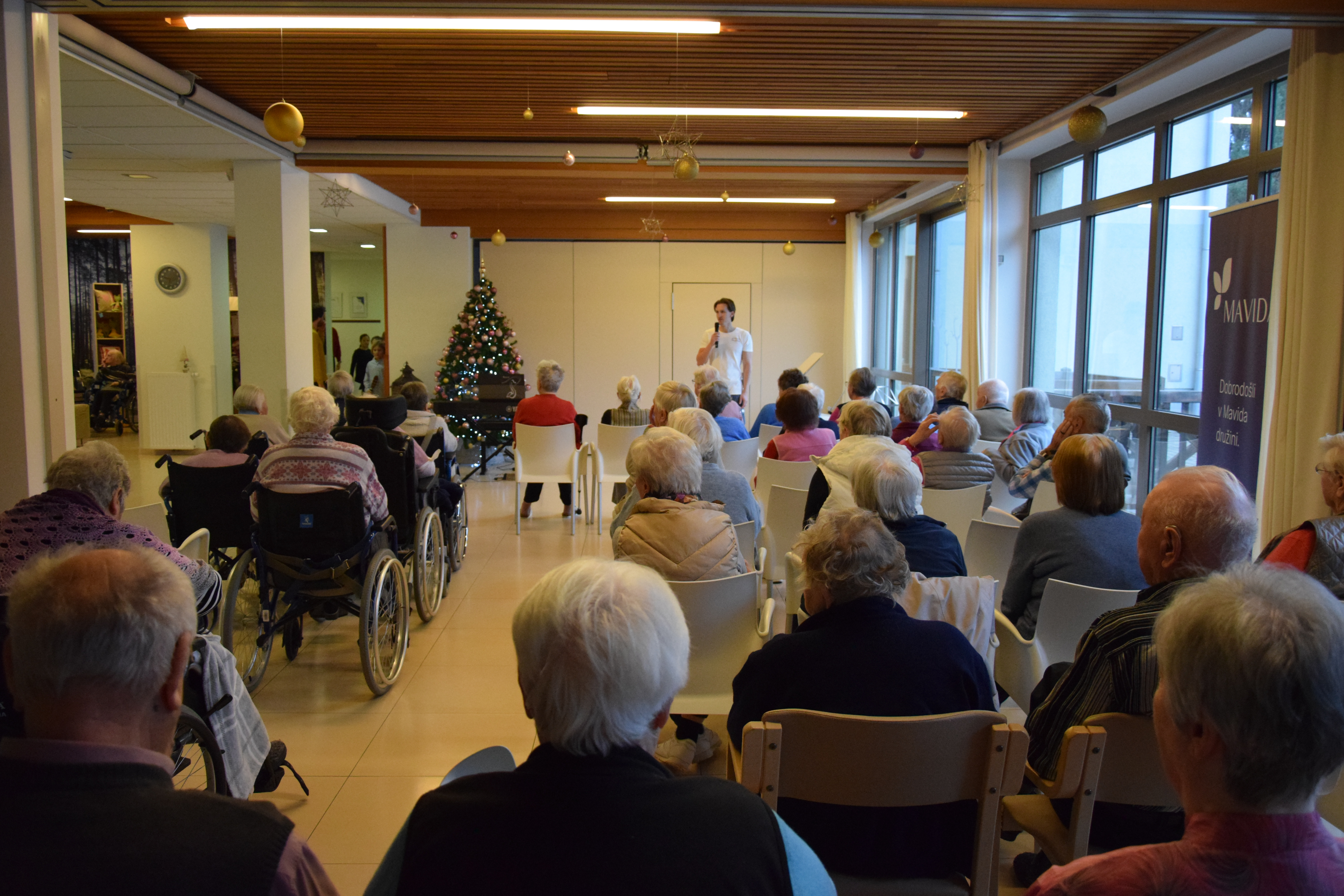 Otvoritev božičnega bazarja v avli