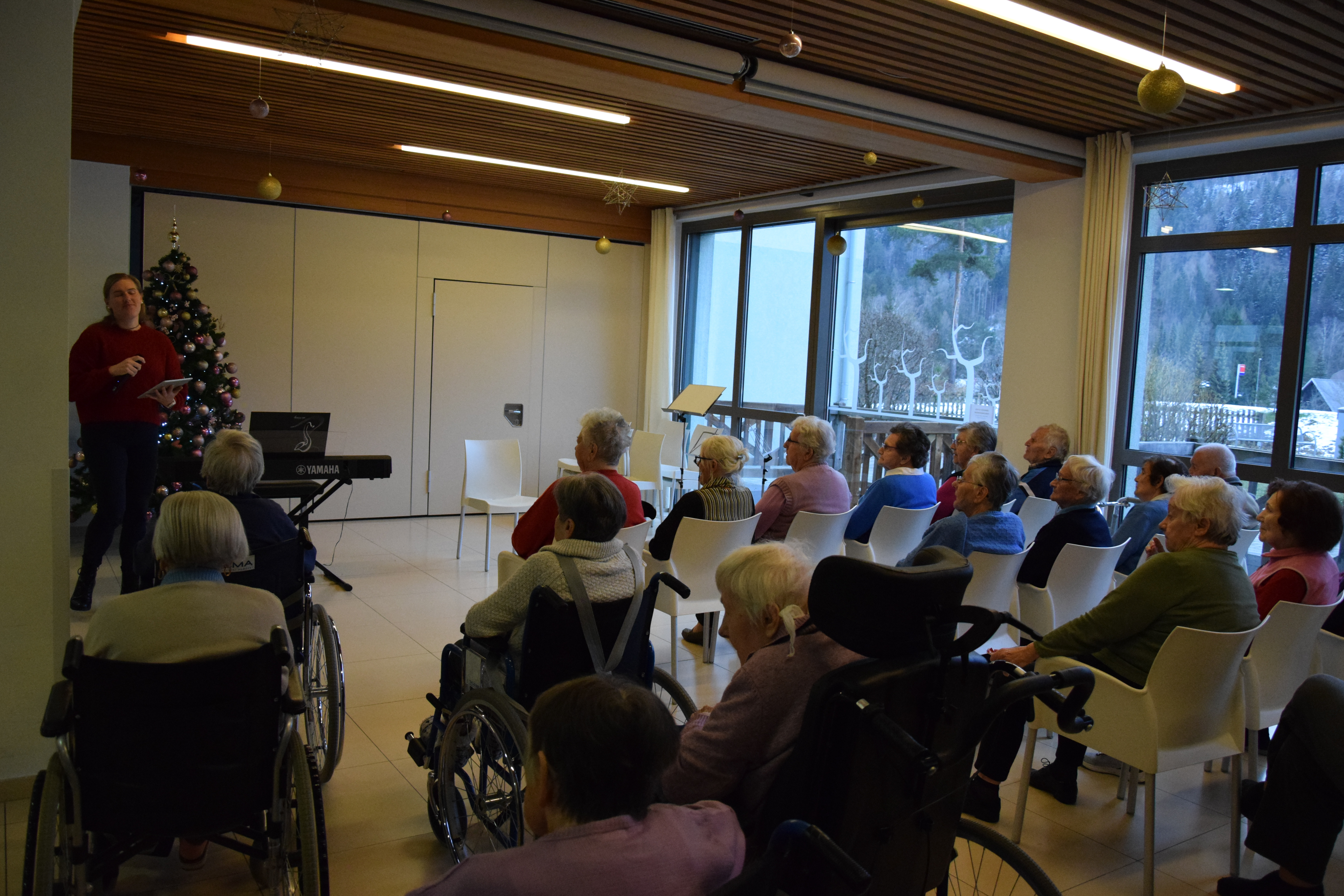 Otvoritev božičnega bazarja v avli