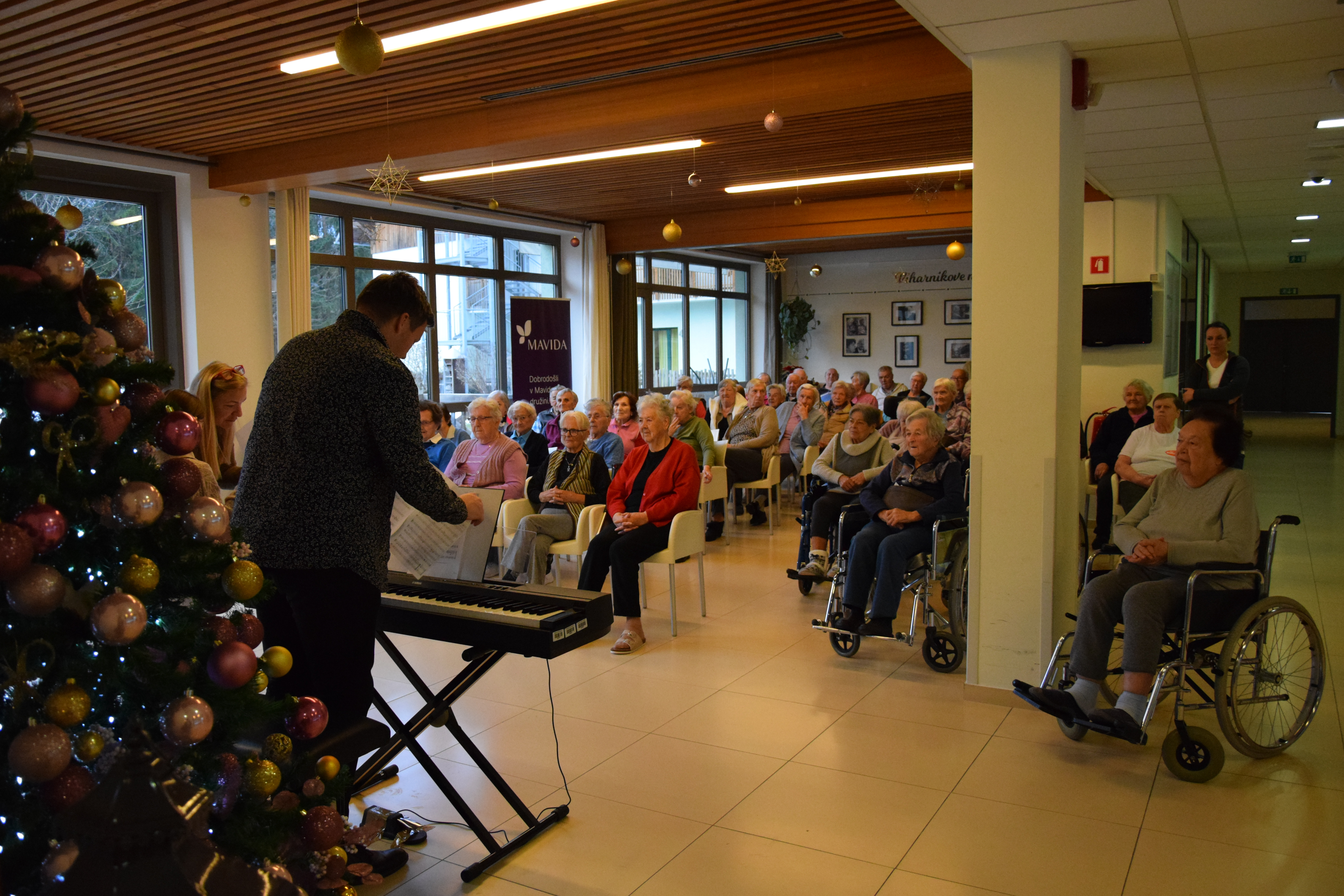 Otvoritev božičnega bazarja v avli