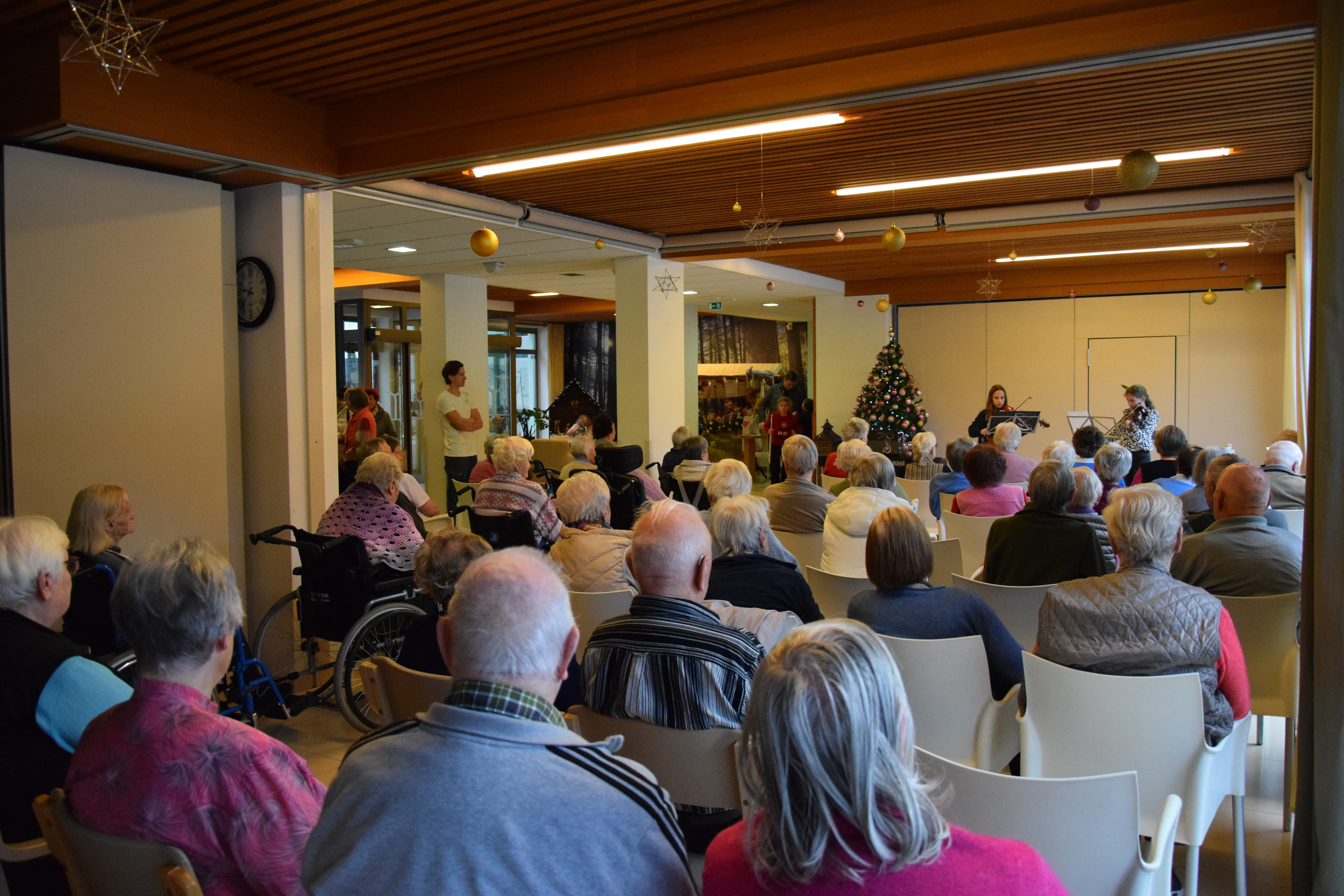 Otvoritev božičnega bazarja v avli