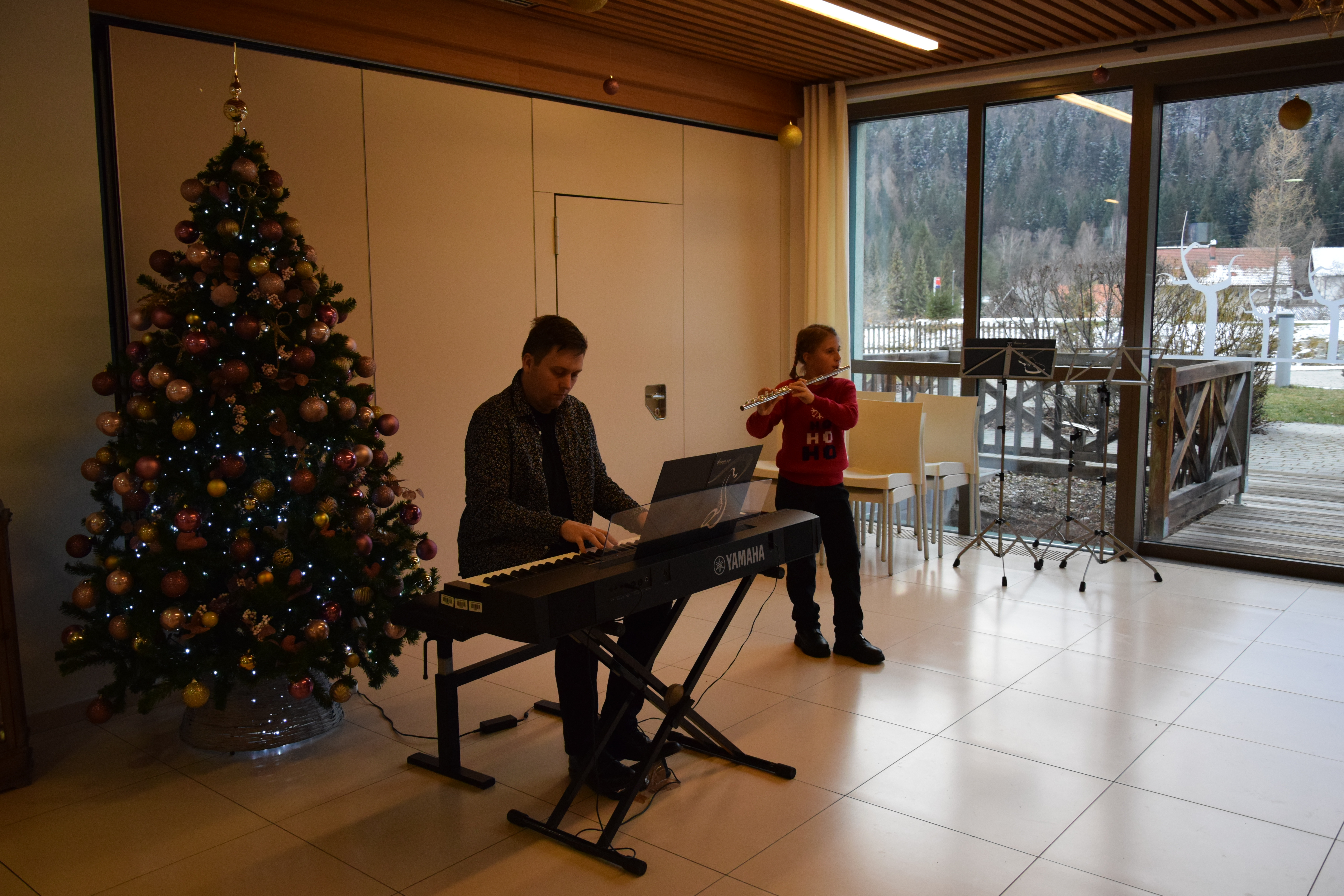 Otvoritev božičnega bazarja v avli