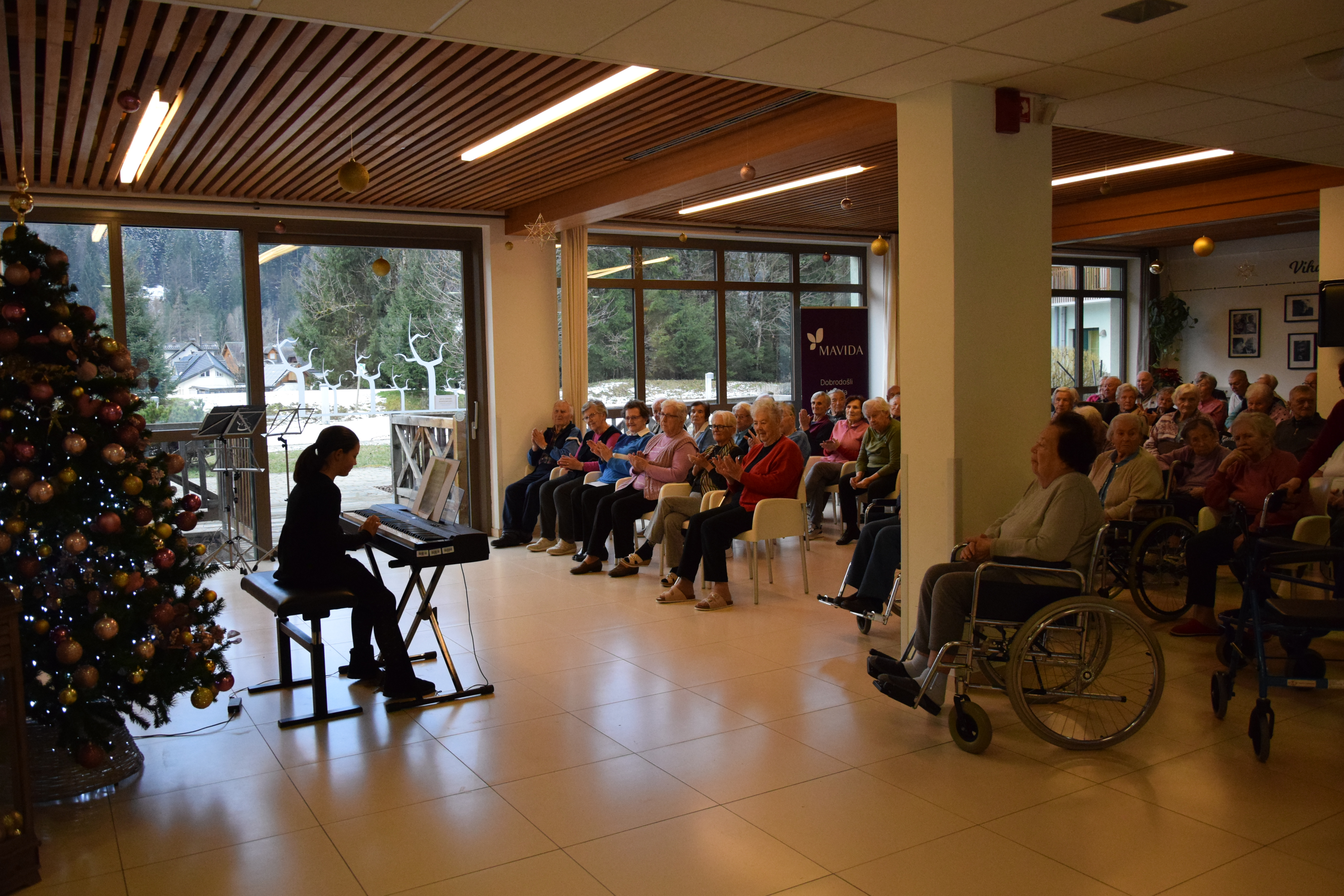 Otvoritev božičnega bazarja v avli