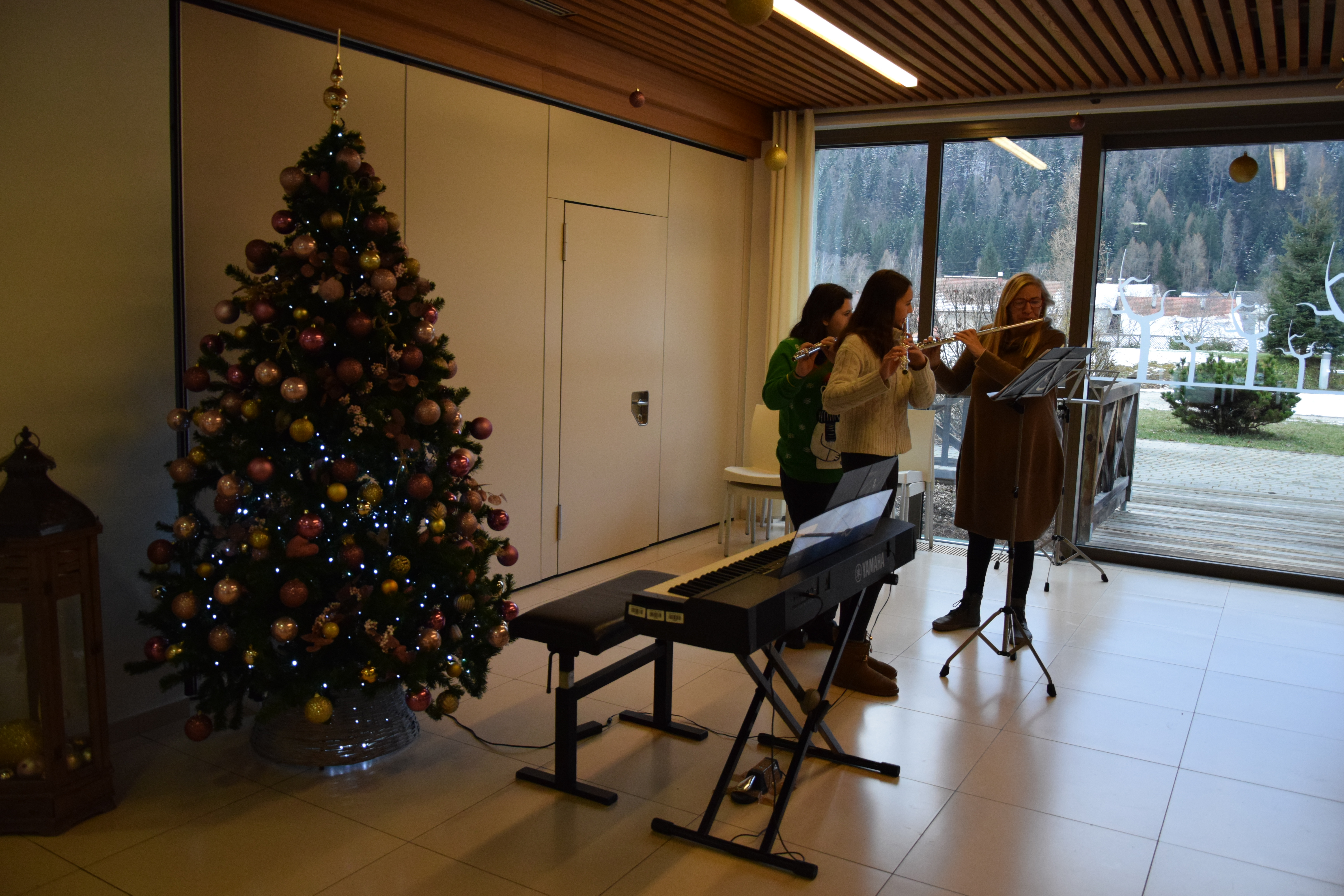 Otvoritev božičnega bazarja v avli