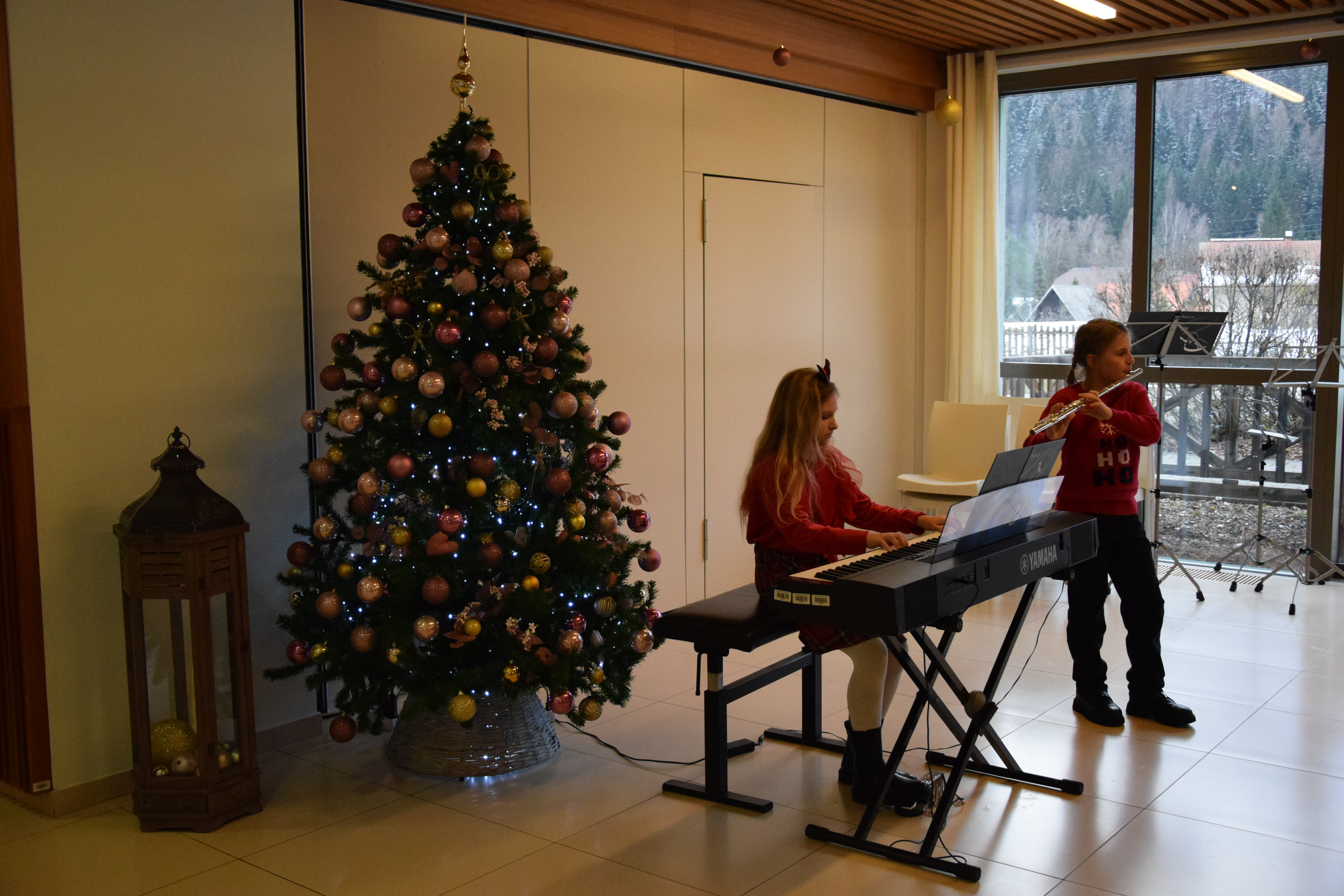 Otvoritev božičnega bazarja v avli