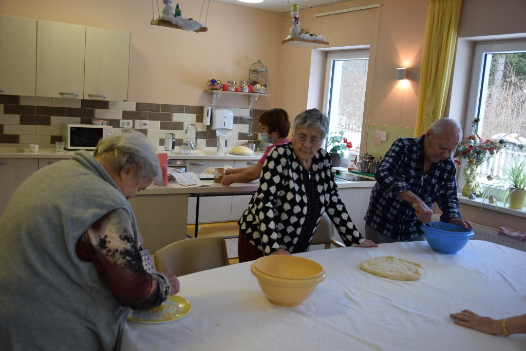 Peka potice po skupinah