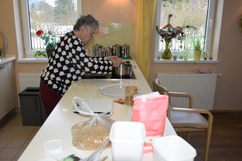 Peka potice po skupinah