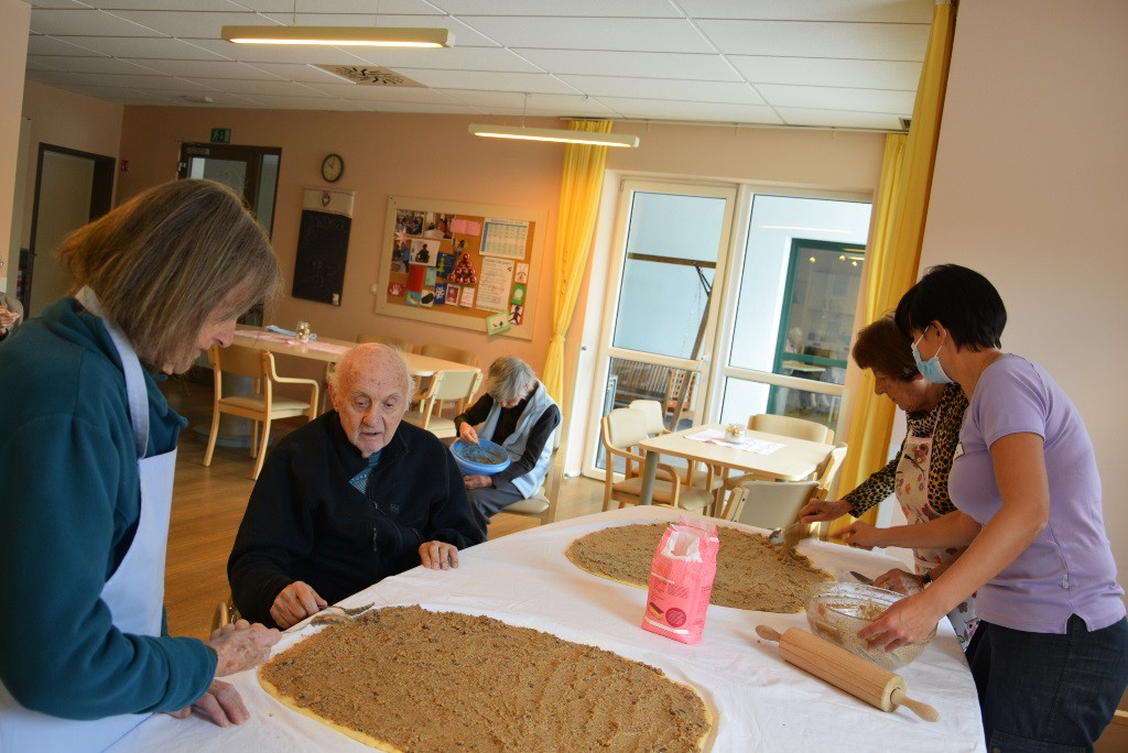 Peka potice po skupinah