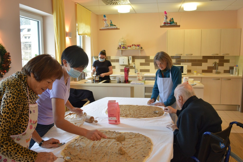 Peka potice po skupinah