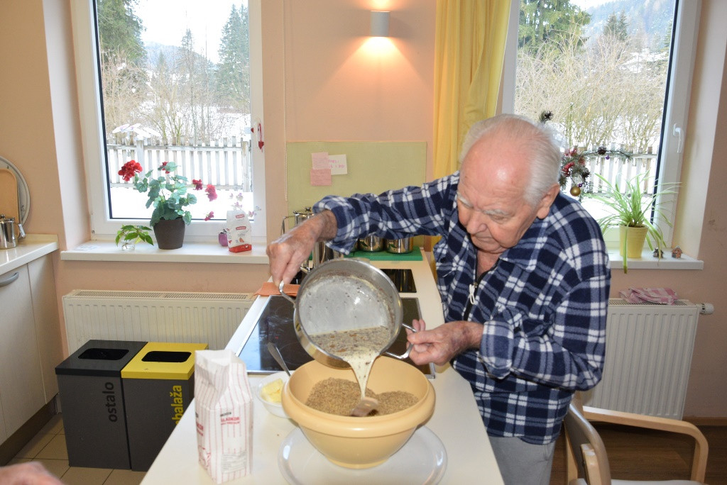 Peka potice po skupinah