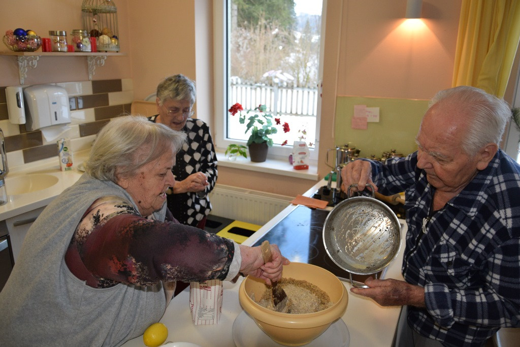 Peka potice po skupinah