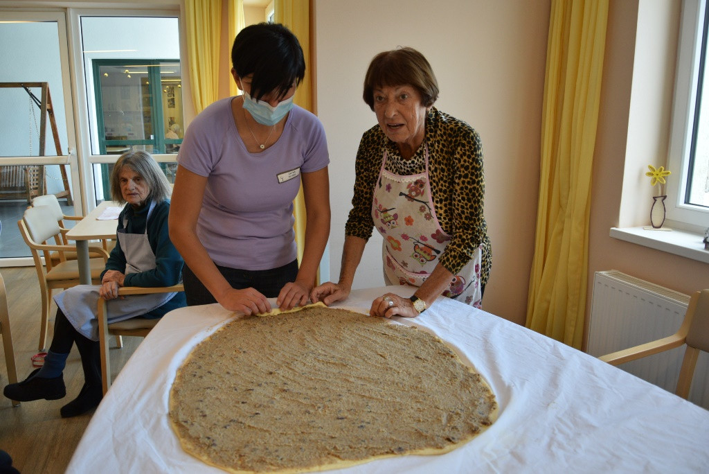 Peka potice po skupinah