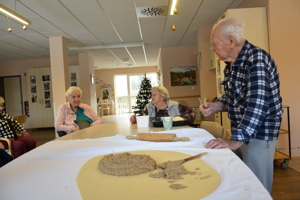 Peka potice po skupinah