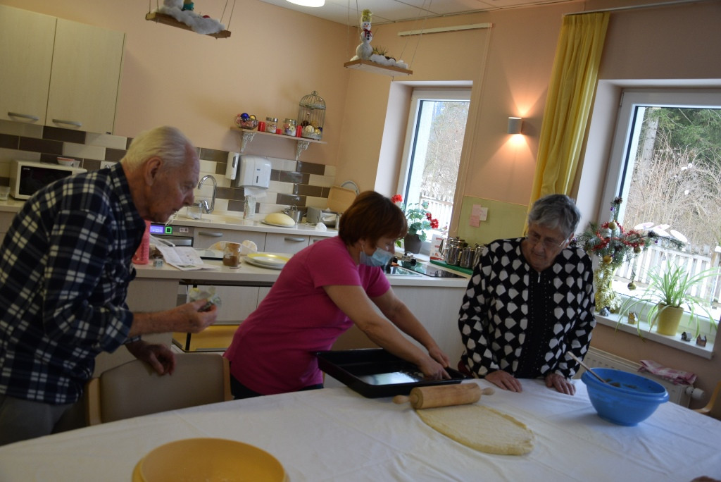 Peka potice po skupinah