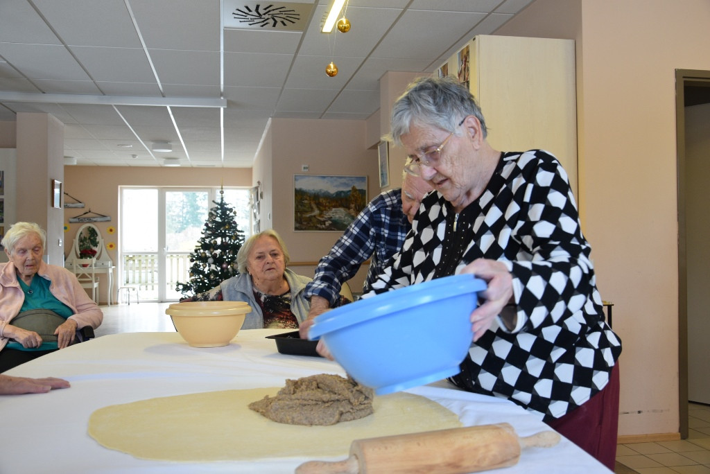 Peka potice po skupinah