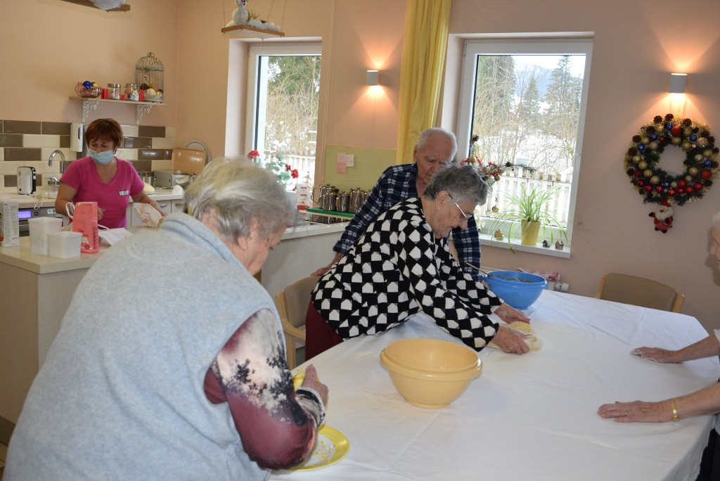 Peka potice po skupinah