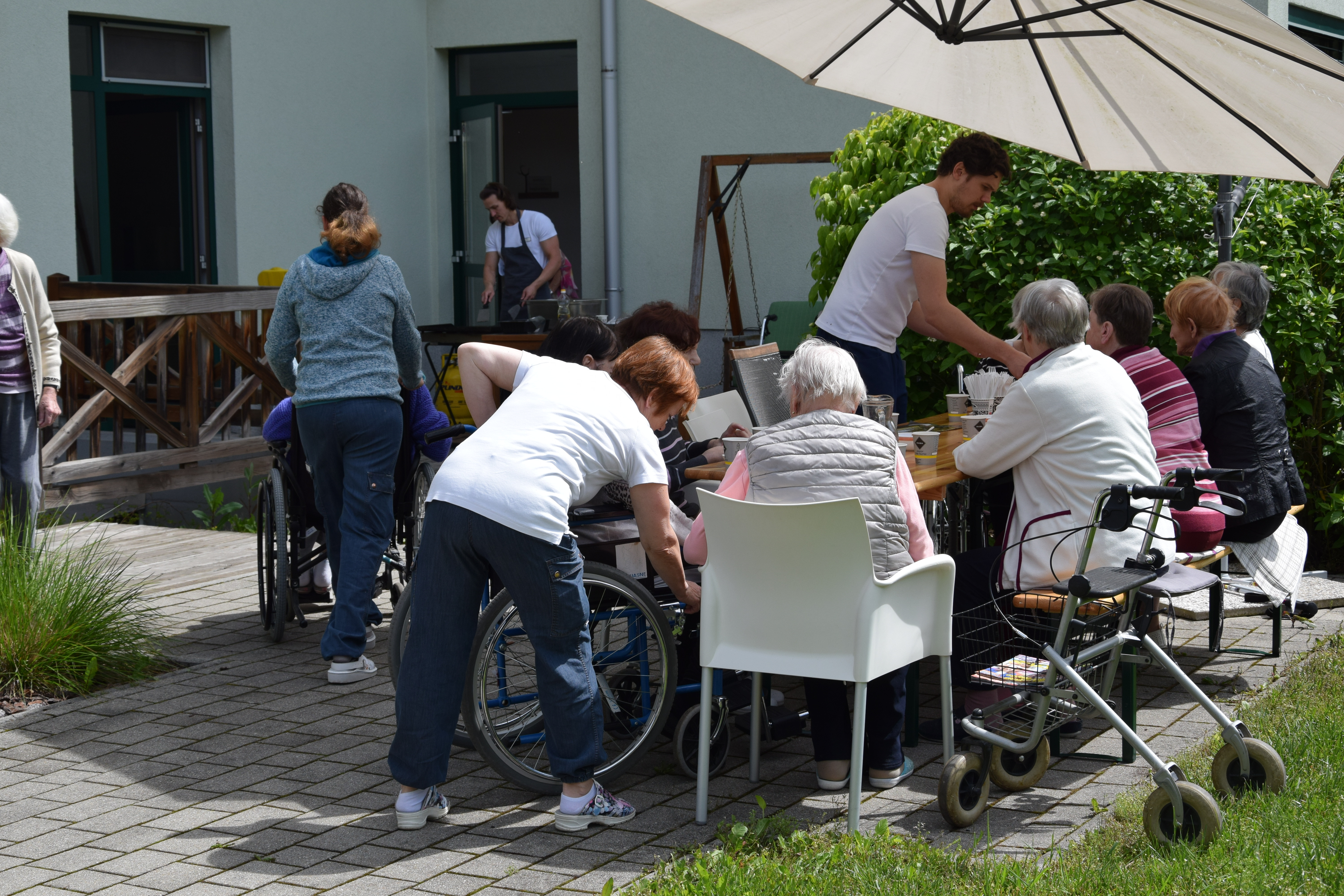 Piknik  s stanovalci v parku