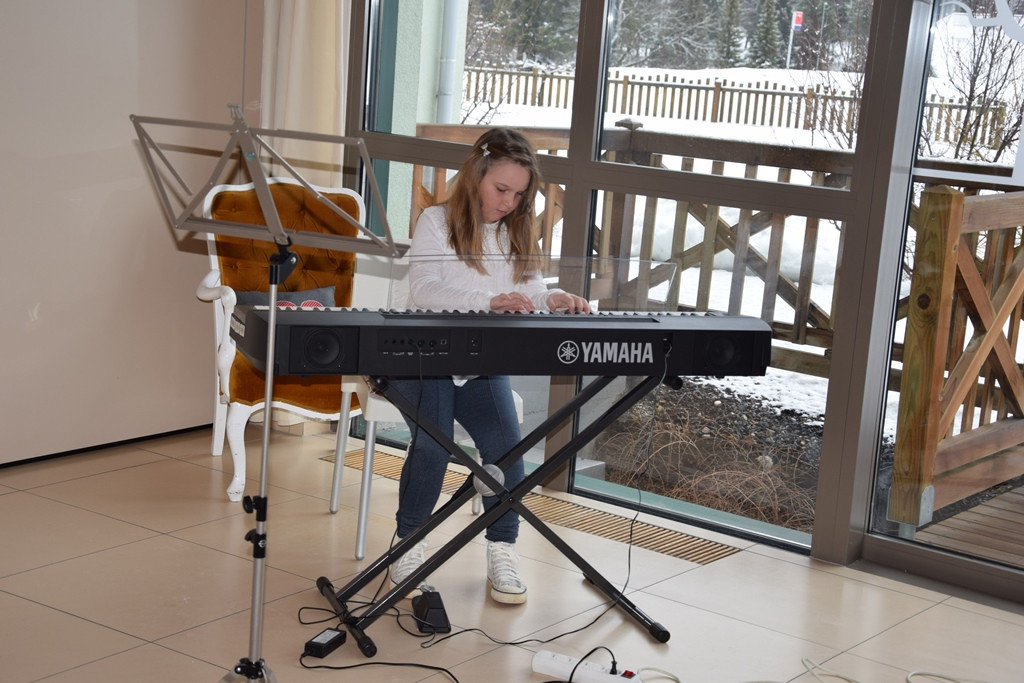 Poezija in melodija z roko v roki