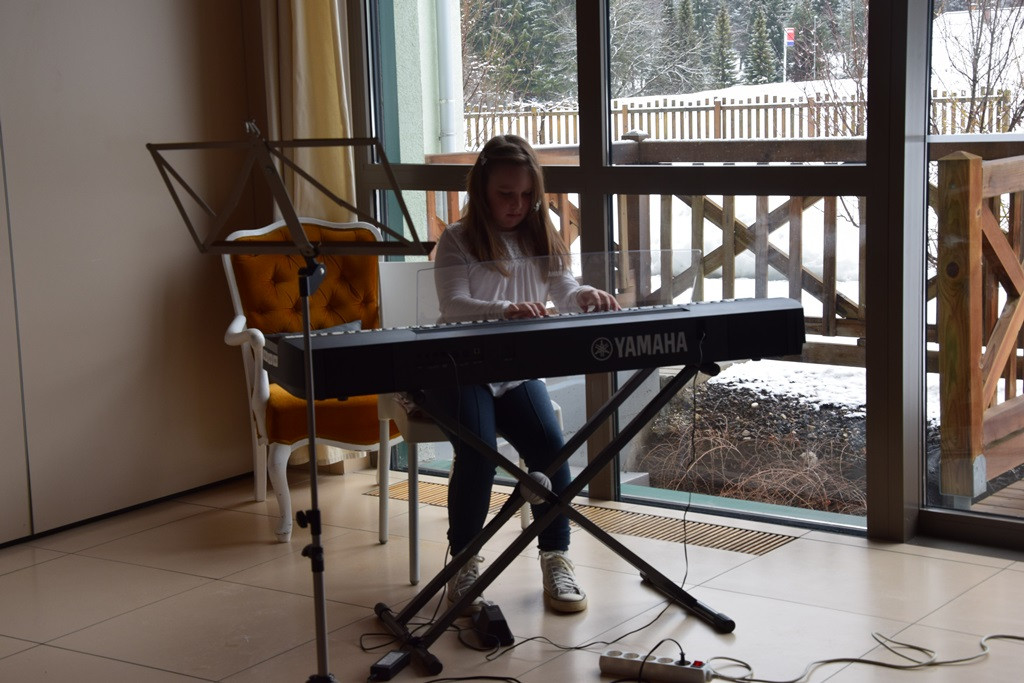 Poezija in melodija z roko v roki