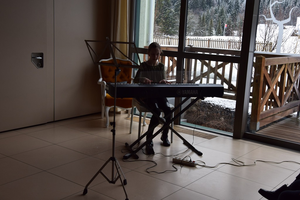 Poezija in melodija z roko v roki