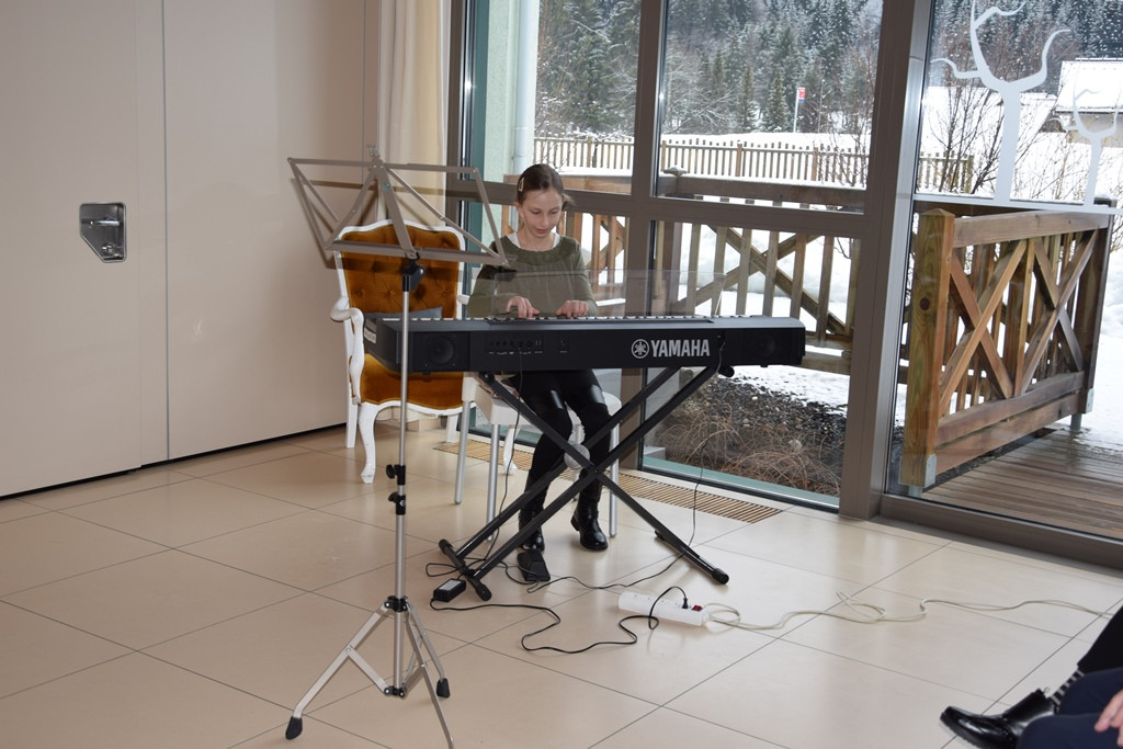 Poezija in melodija z roko v roki