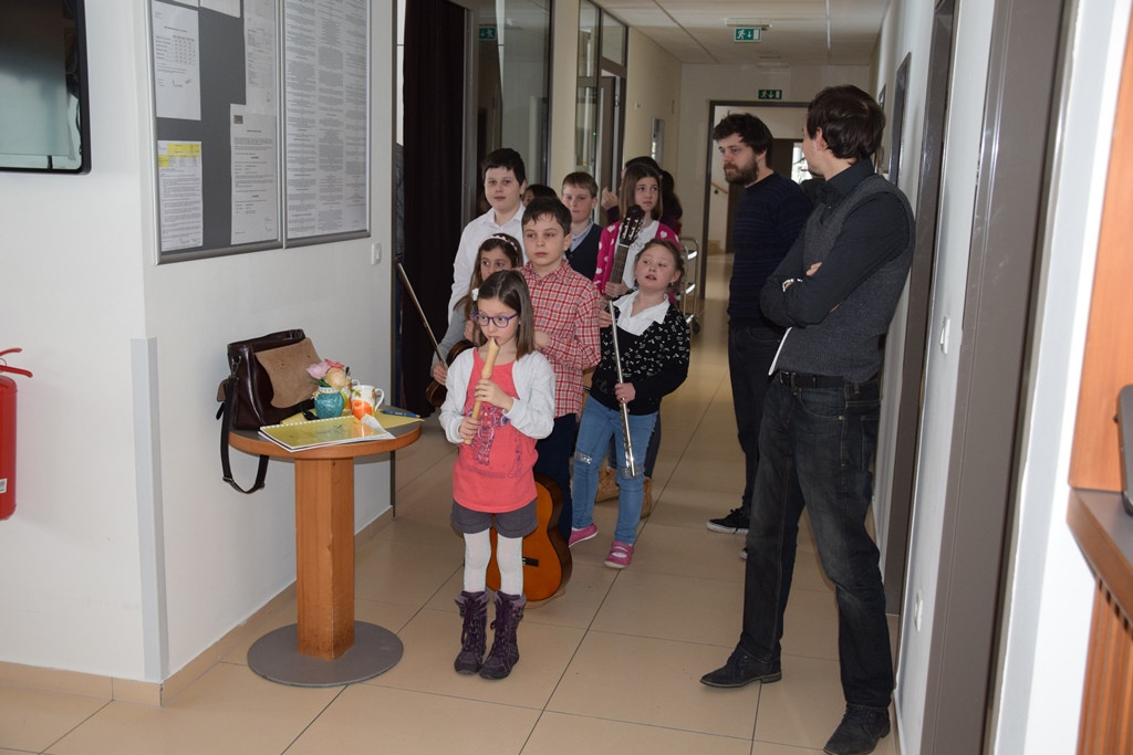 Poezija in melodija z roko v roki