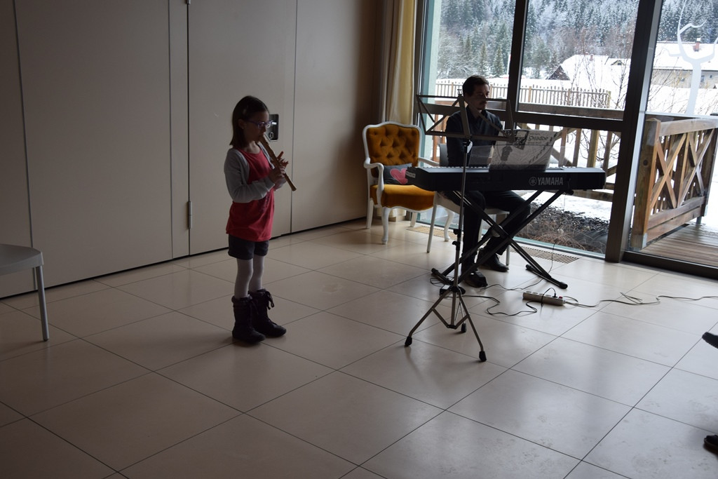 Poezija in melodija z roko v roki