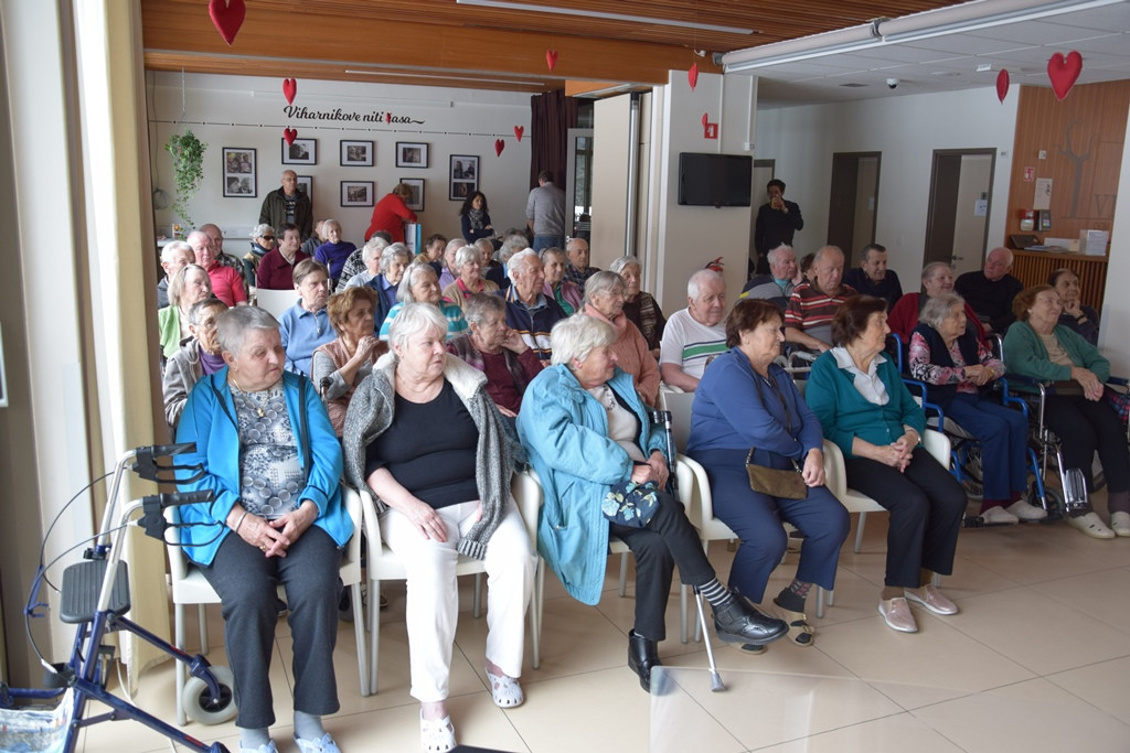 Poezija in melodija z roko v roki